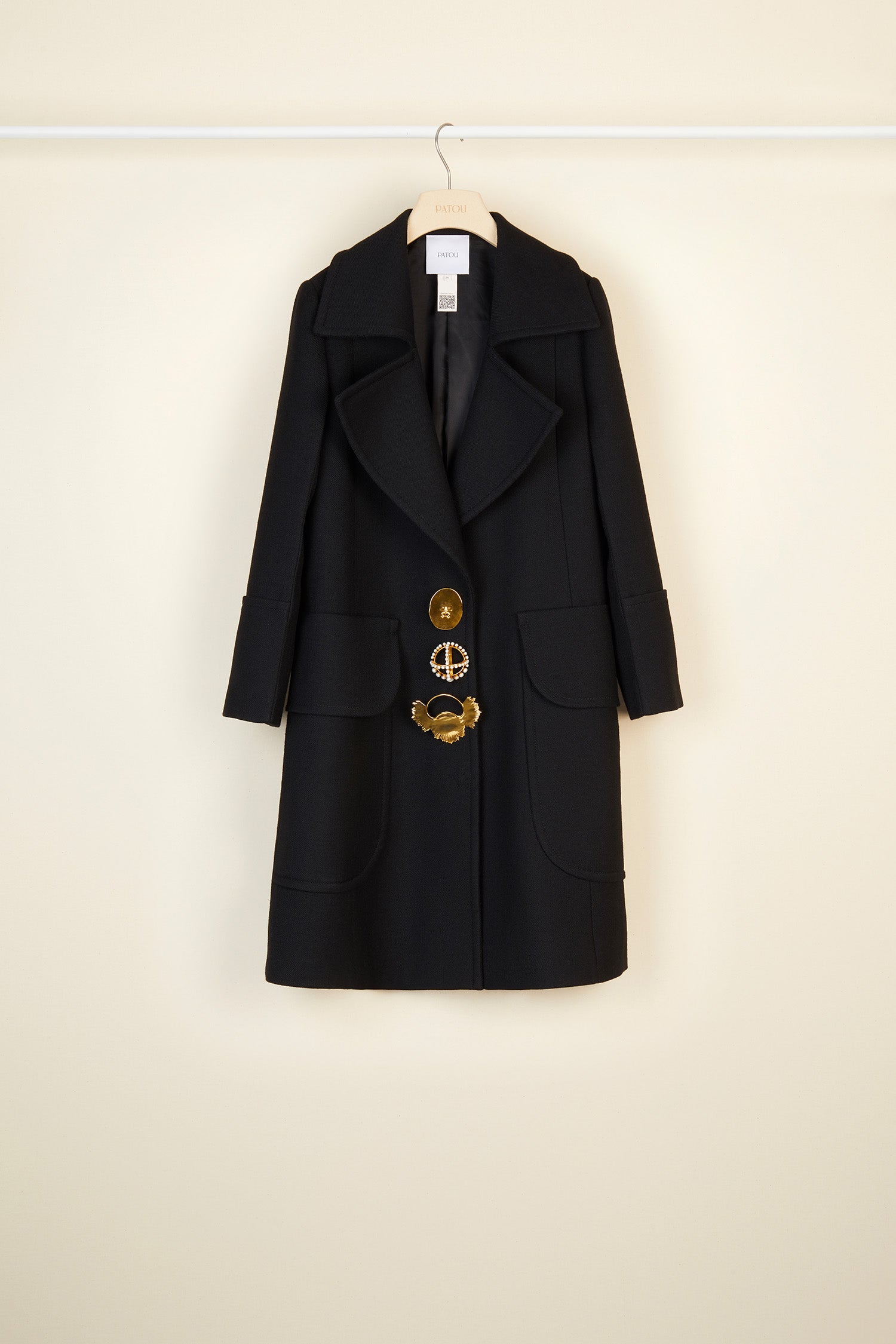 Patou - Cappotto lungo con spille - Black - Bottoni? No, spille gioiello! Cappotto lungo in lana vergine nera. Revers oversize. Chiusura con spille removibili in ottone e perle. Maniche con risvolto e tasche laterali con pattina. Interamente foderato.