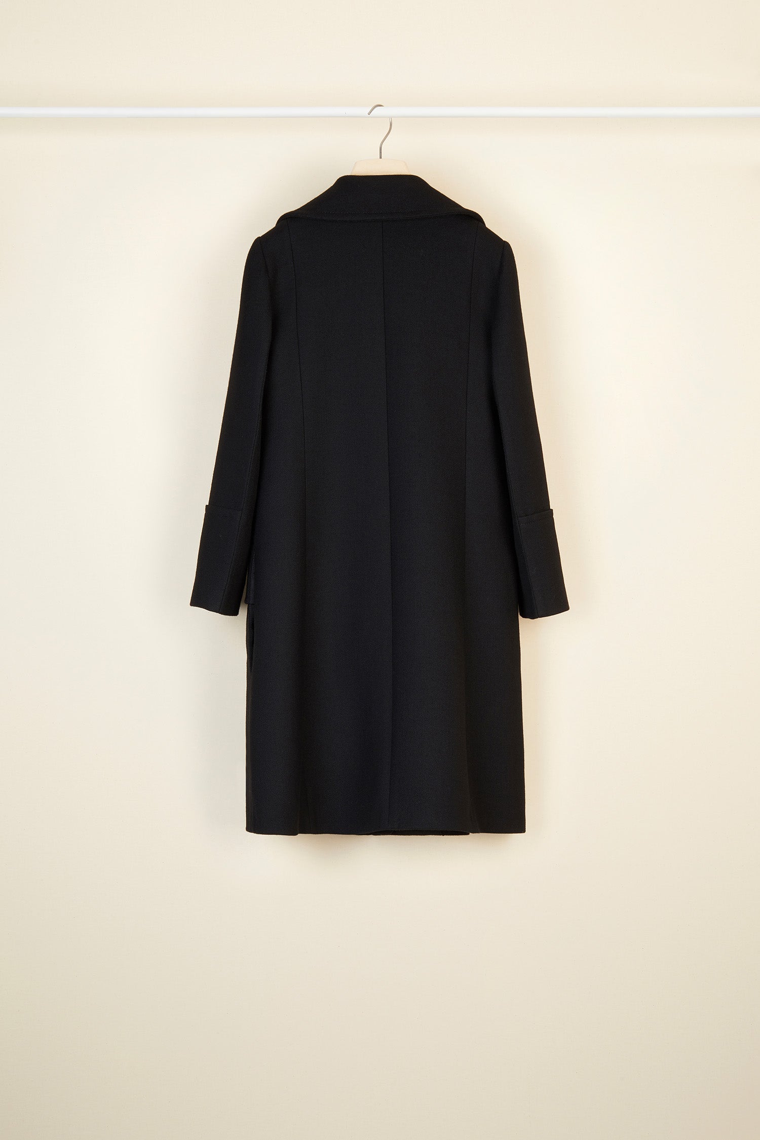 Patou - Cappotto lungo con spille - Black - Bottoni? No, spille gioiello! Cappotto lungo in lana vergine nera. Revers oversize. Chiusura con spille removibili in ottone e perle. Maniche con risvolto e tasche laterali con pattina. Interamente foderato.
