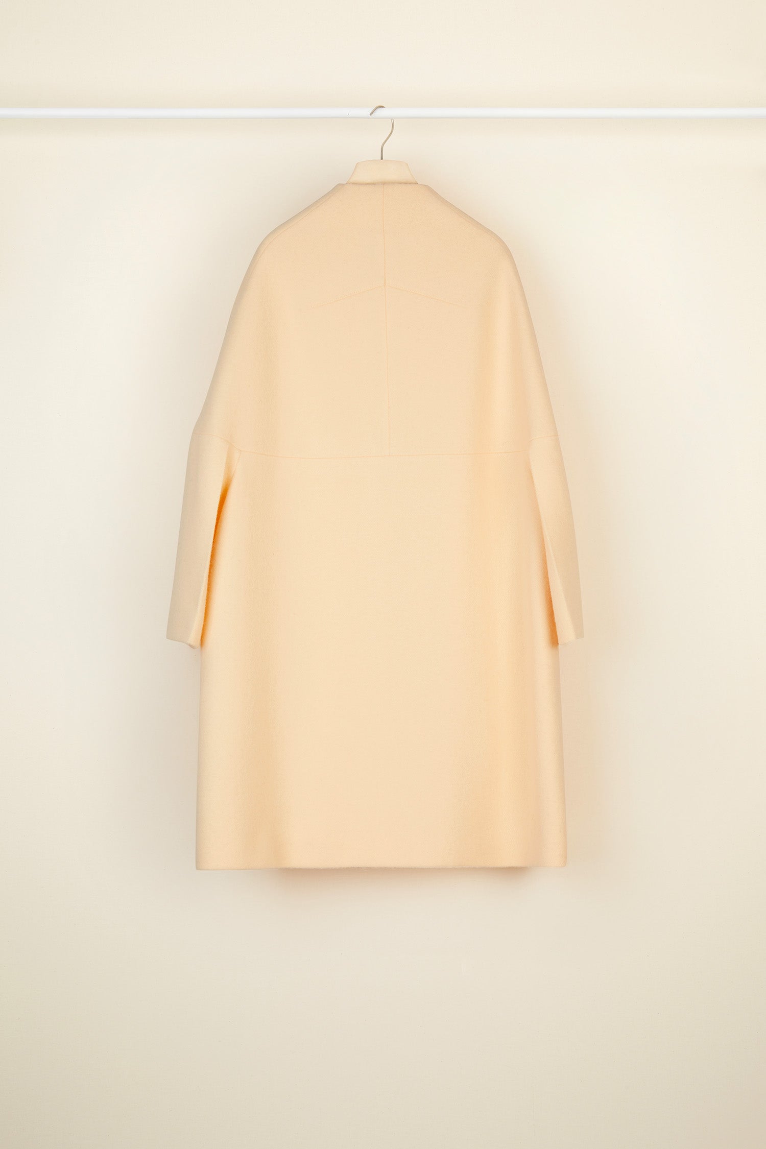 Patou - Cappotto oversize in lana - Peach Blossom - Il cappotto in versione couture. Cappotto in lana bio color fior di pesca. Silhouette svasata e morbida. Dettagli di ruche sul collo. Chiusura con cerniera oro incisa Patou. Maxi tasche ai lati. Pince geometriche sul retro. Interamente foderato.