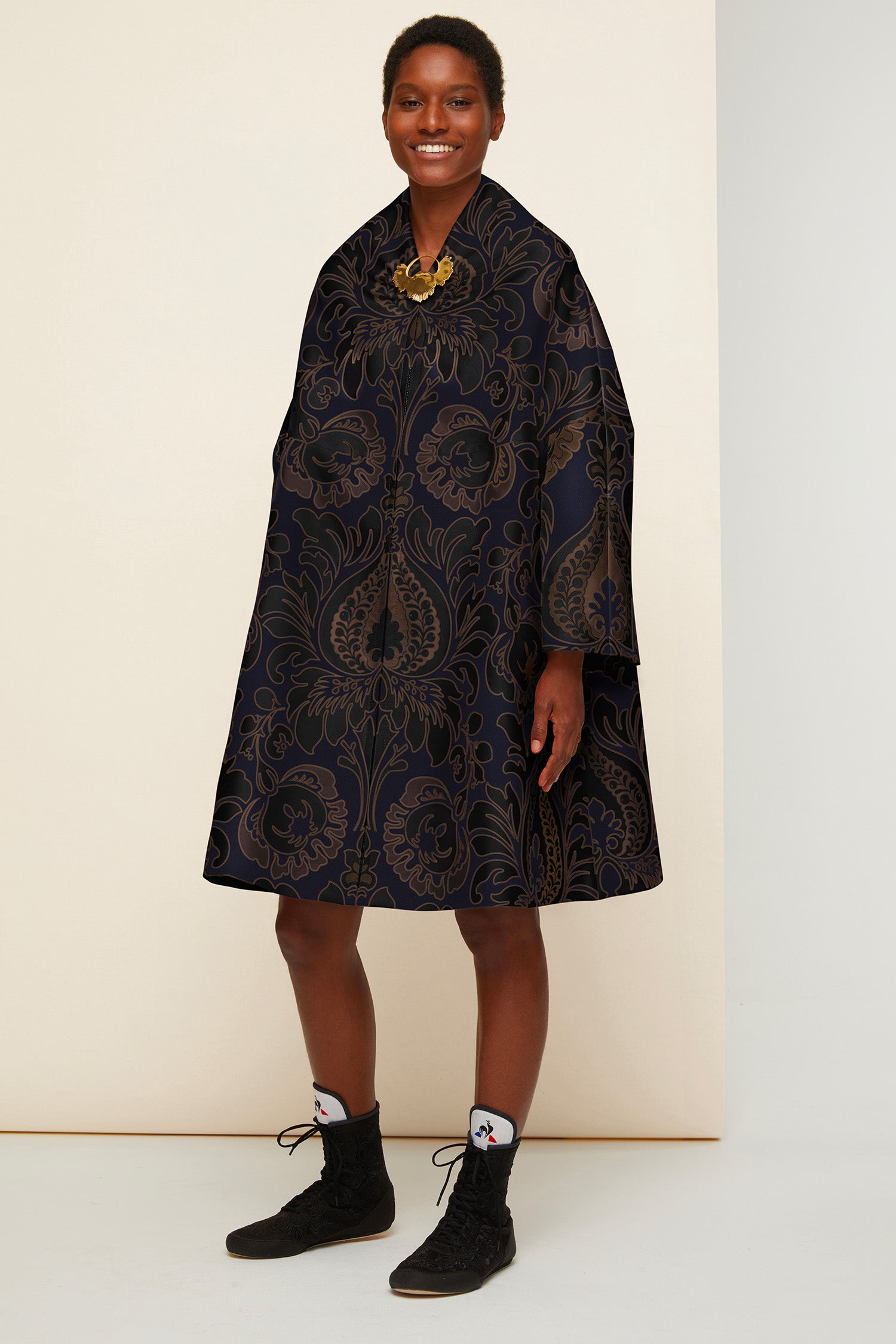 Patou - Cappotto oversize in broccato di seta floreale - Navy Amber Print - Il cappotto in versione couture.Cappotto in broccato. Silhouette svasata e morbida. Dettagli di ruche sul collo. Chiusura con cerniera oro incisa Patou. Maxi tasche ai lati. Pince geometriche sul retro. Interamente foderato.