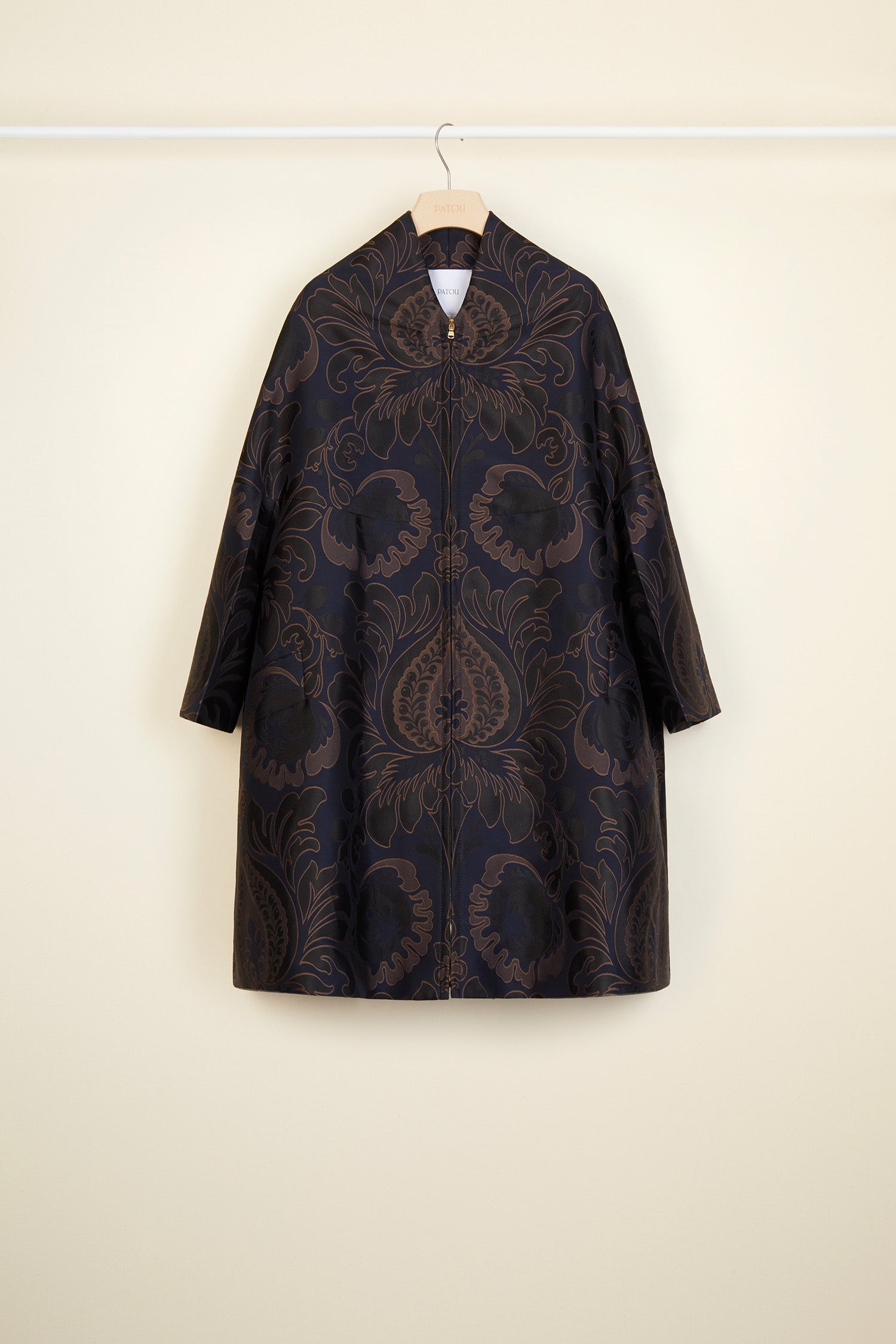 Patou - Cappotto oversize in broccato di seta floreale - Navy Amber Print - Il cappotto in versione couture.Cappotto in broccato. Silhouette svasata e morbida. Dettagli di ruche sul collo. Chiusura con cerniera oro incisa Patou. Maxi tasche ai lati. Pince geometriche sul retro. Interamente foderato.