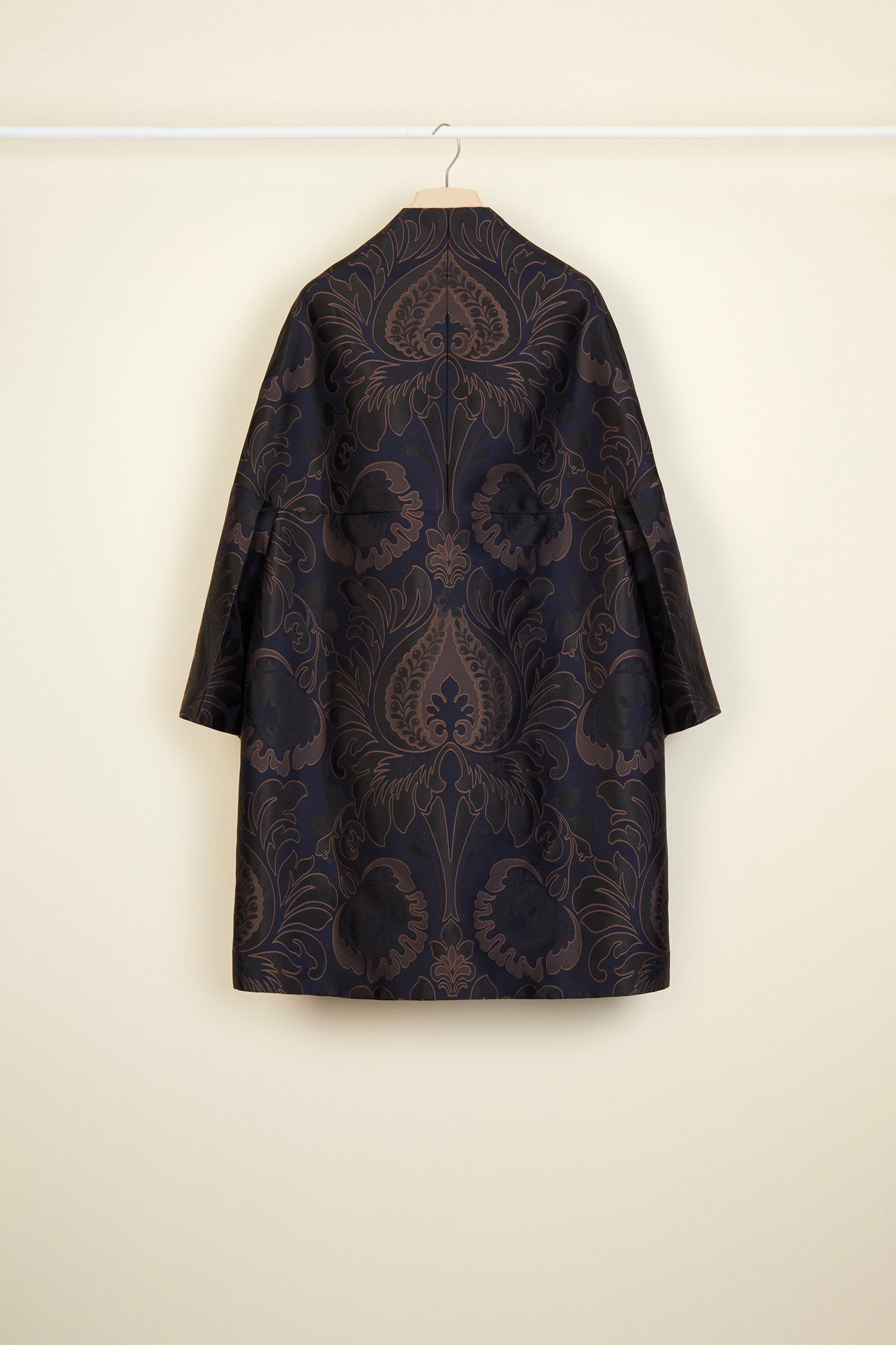 Patou - Cappotto oversize in broccato di seta floreale - Navy Amber Print - Il cappotto in versione couture.Cappotto in broccato. Silhouette svasata e morbida. Dettagli di ruche sul collo. Chiusura con cerniera oro incisa Patou. Maxi tasche ai lati. Pince geometriche sul retro. Interamente foderato.