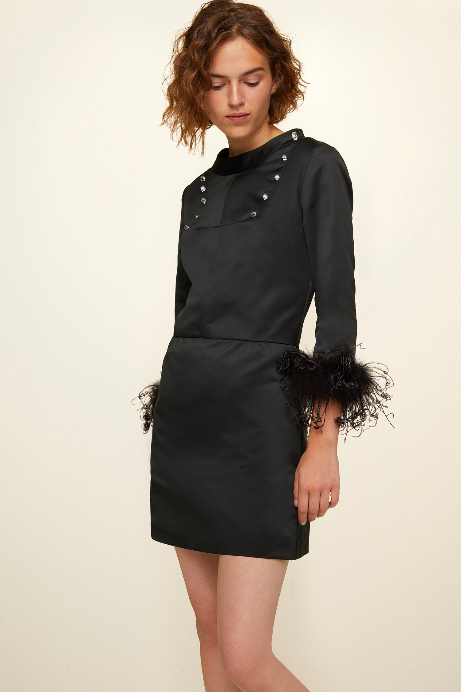 Patou - Vestito in raso con piume removibili - Black - Piume e strass trasformano la giacca da scherma in petite robe noire.  Vestiti corto in raso duchesse nero ispirato alla divisa da scherma. Collo alto arrotondato, scollo a V con ruche sul retro. Doppia abbottonatura con bottoni gioiello. Piume di struzzo ai polsi.