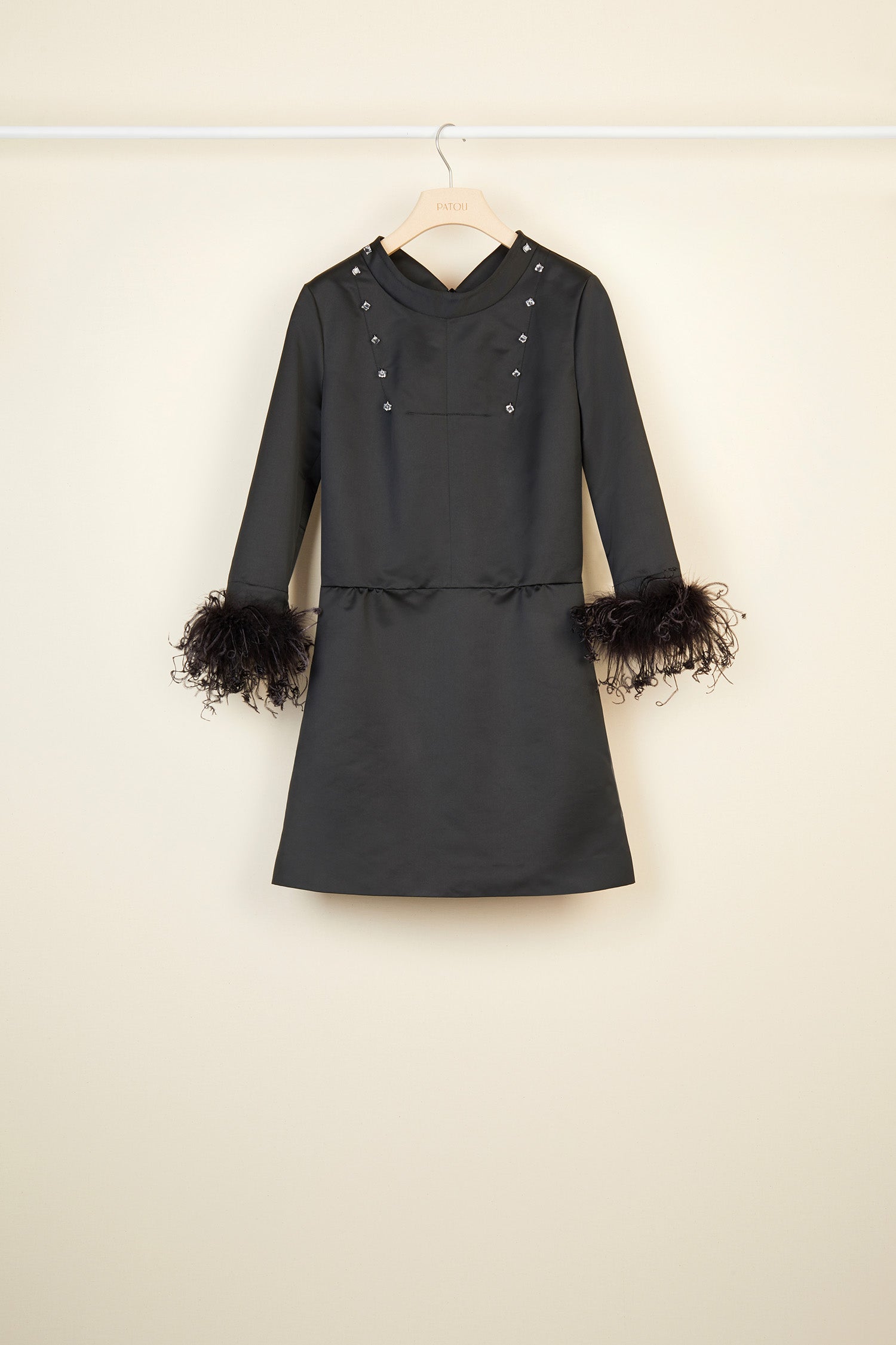 Patou - Vestito in raso con piume removibili - Black - Piume e strass trasformano la giacca da scherma in petite robe noire.  Vestiti corto in raso duchesse nero ispirato alla divisa da scherma. Collo alto arrotondato, scollo a V con ruche sul retro. Doppia abbottonatura con bottoni gioiello. Piume di struzzo ai polsi.