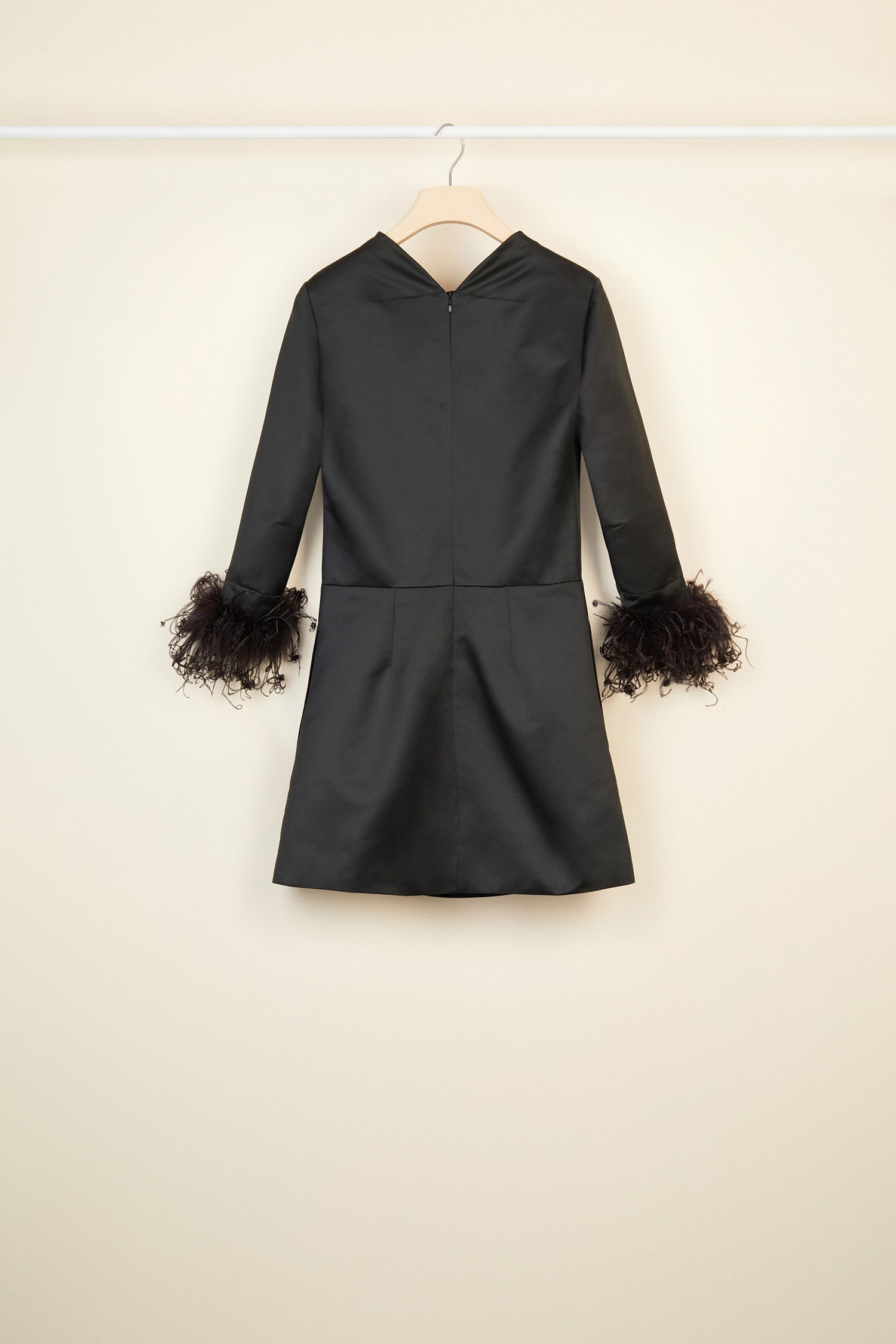 Patou - Vestito in raso con piume removibili - Black - Piume e strass trasformano la giacca da scherma in petite robe noire.  Vestiti corto in raso duchesse nero ispirato alla divisa da scherma. Collo alto arrotondato, scollo a V con ruche sul retro. Doppia abbottonatura con bottoni gioiello. Piume di struzzo ai polsi.