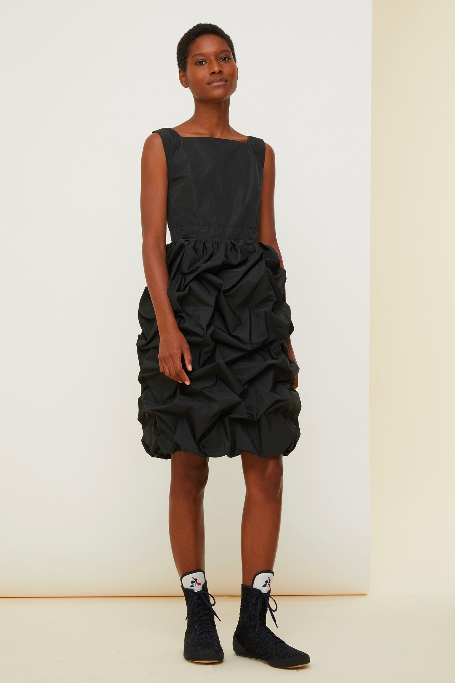 Patou - Faille-Ballonrock-Kleid - Black - Ein Ballonrock um das Kleine Schwarze neu zu erfinden.  Schwarzes Faille-Kleid aus Polyester. Quadratischer Ausschnitt vorne, V-Ausschnitt hinten. Reißverschluss hinten. Ballonrock mit Midi-Rocksaum.