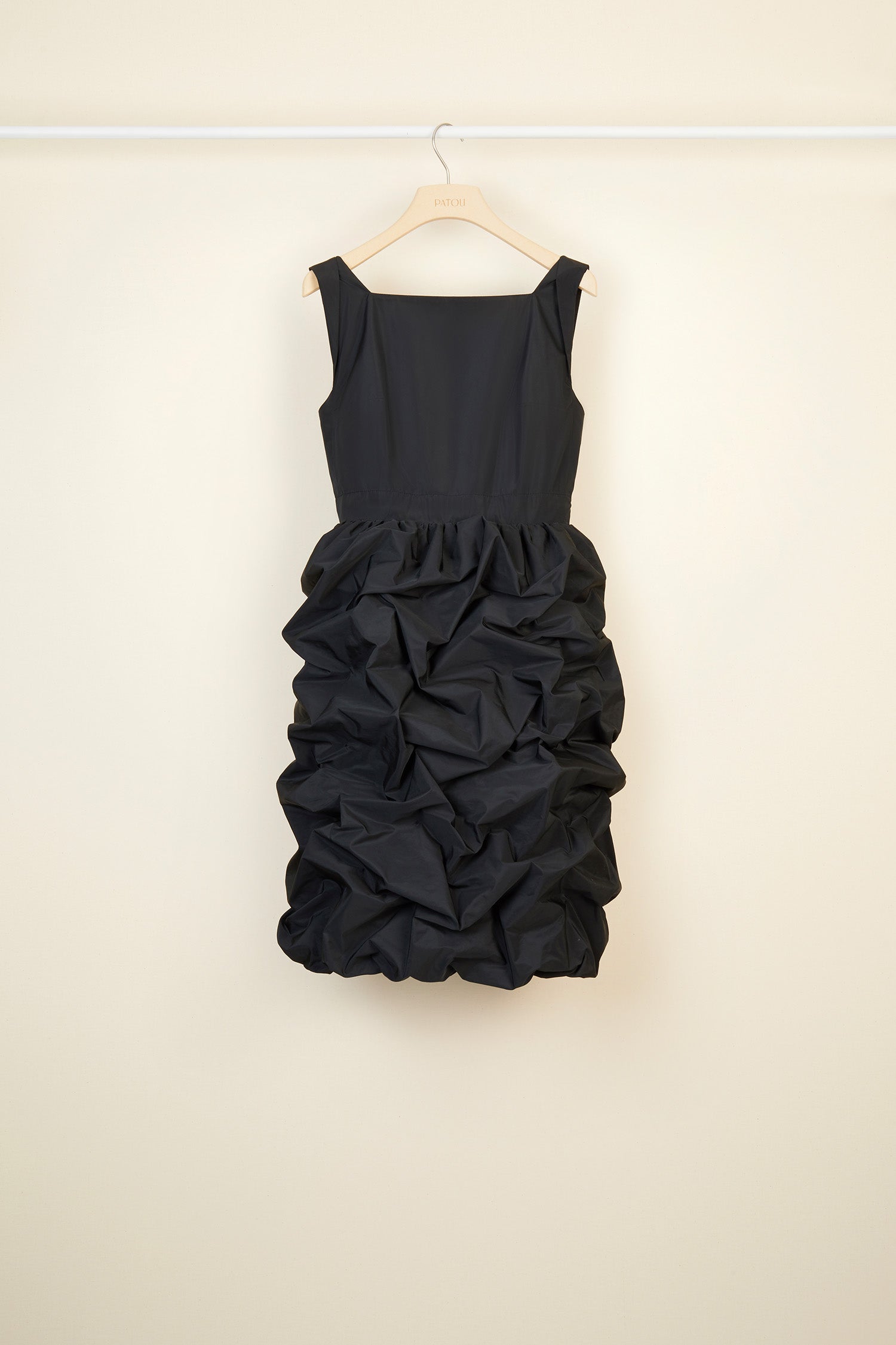 Patou - Faille-Ballonrock-Kleid - Black - Ein Ballonrock um das Kleine Schwarze neu zu erfinden.  Schwarzes Faille-Kleid aus Polyester. Quadratischer Ausschnitt vorne, V-Ausschnitt hinten. Reißverschluss hinten. Ballonrock mit Midi-Rocksaum.