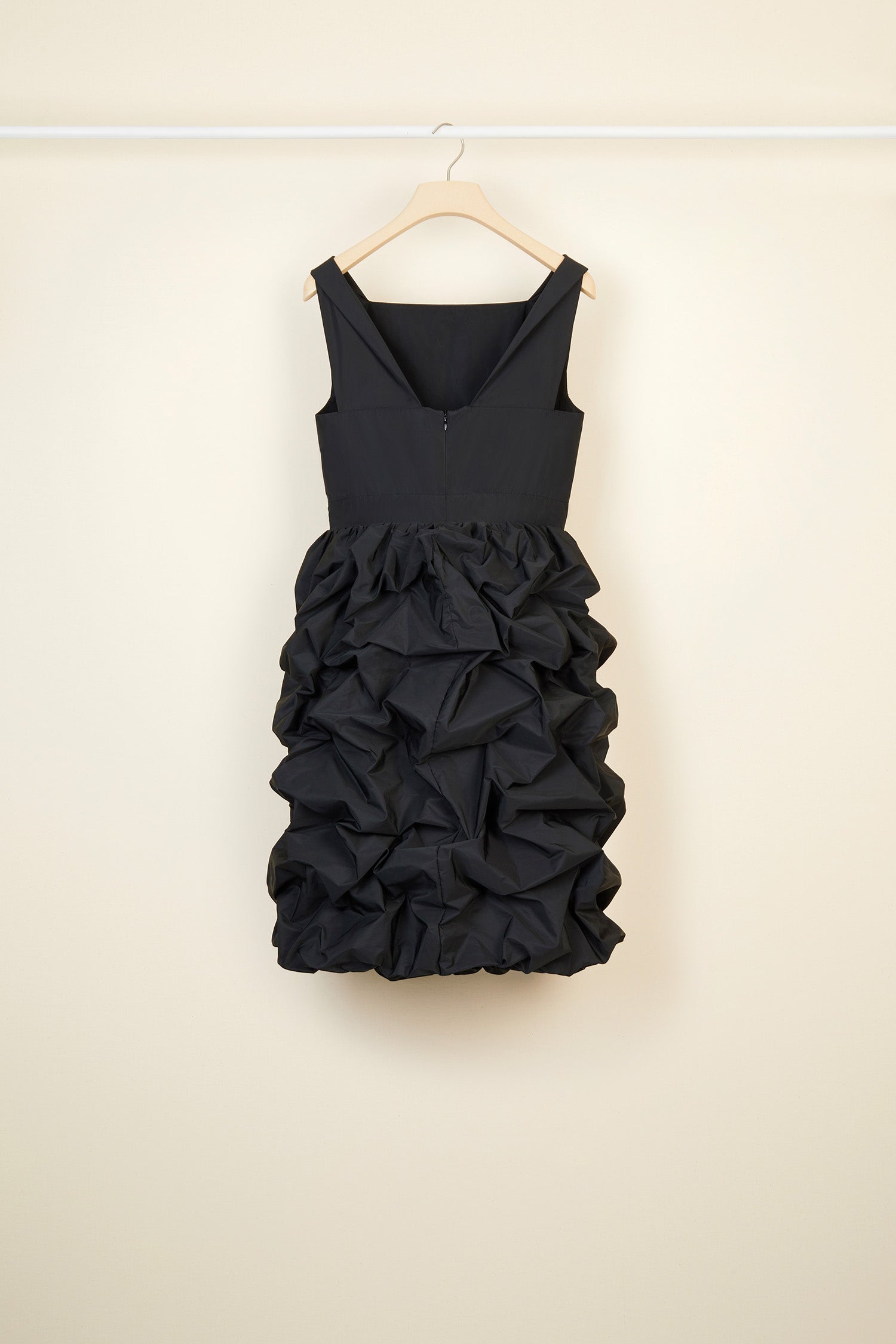 Patou - Faille-Ballonrock-Kleid - Black - Ein Ballonrock um das Kleine Schwarze neu zu erfinden.  Schwarzes Faille-Kleid aus Polyester. Quadratischer Ausschnitt vorne, V-Ausschnitt hinten. Reißverschluss hinten. Ballonrock mit Midi-Rocksaum.