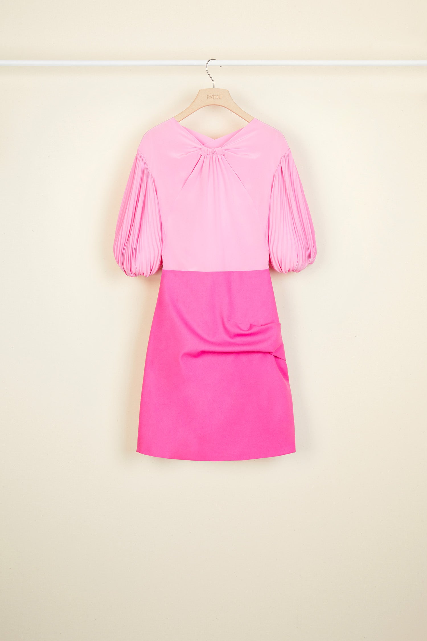 Patou - Vestito corto in seta e lana con maniche plissettate - Peony - Variazioni sul bianco e nero in seta e lana.  Vestito corto in seta e lana vergine. Collo rotondo con dettagli di ruche, incrociato sul retro con apertura a V. Maniche tre quarti plissettate con polsini elasticizzati. Gonna corta con drappeggio asimmetrico. Chiusura con cerniera nascosta sul lato.