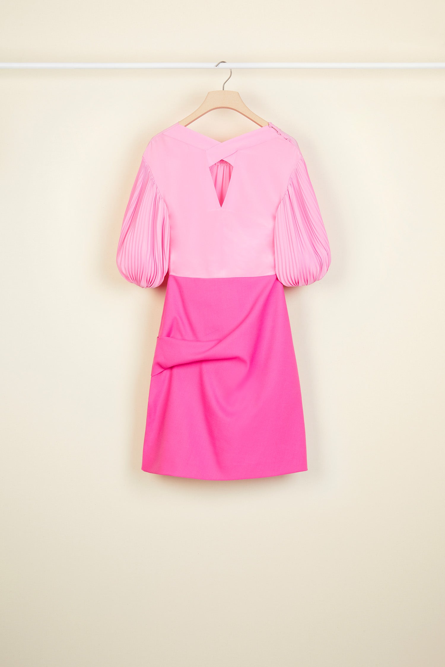 Patou - Vestito corto in seta e lana con maniche plissettate - Peony - Variazioni sul bianco e nero in seta e lana.  Vestito corto in seta e lana vergine. Collo rotondo con dettagli di ruche, incrociato sul retro con apertura a V. Maniche tre quarti plissettate con polsini elasticizzati. Gonna corta con drappeggio asimmetrico. Chiusura con cerniera nascosta sul lato.