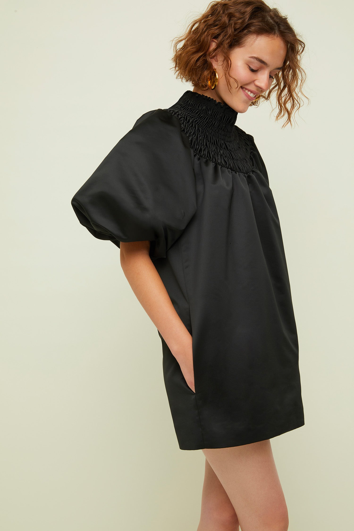 Patou - Vestito corto in raso con collo in nido d&amp;#39;ape - Black - Lavorato a nido d&amp;#39;ape, il collo splende.  Vestito in raso duchesse nero. Collo alto in nido d&amp;#39;ape. Maniche a sbuffo con polsini elasticizzati. Due tasche nascoste ai lati.