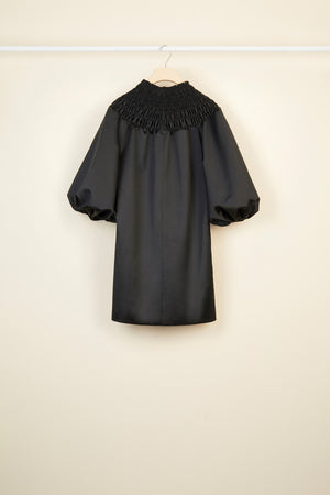 Vestito corto in raso con collo in nido d'ape