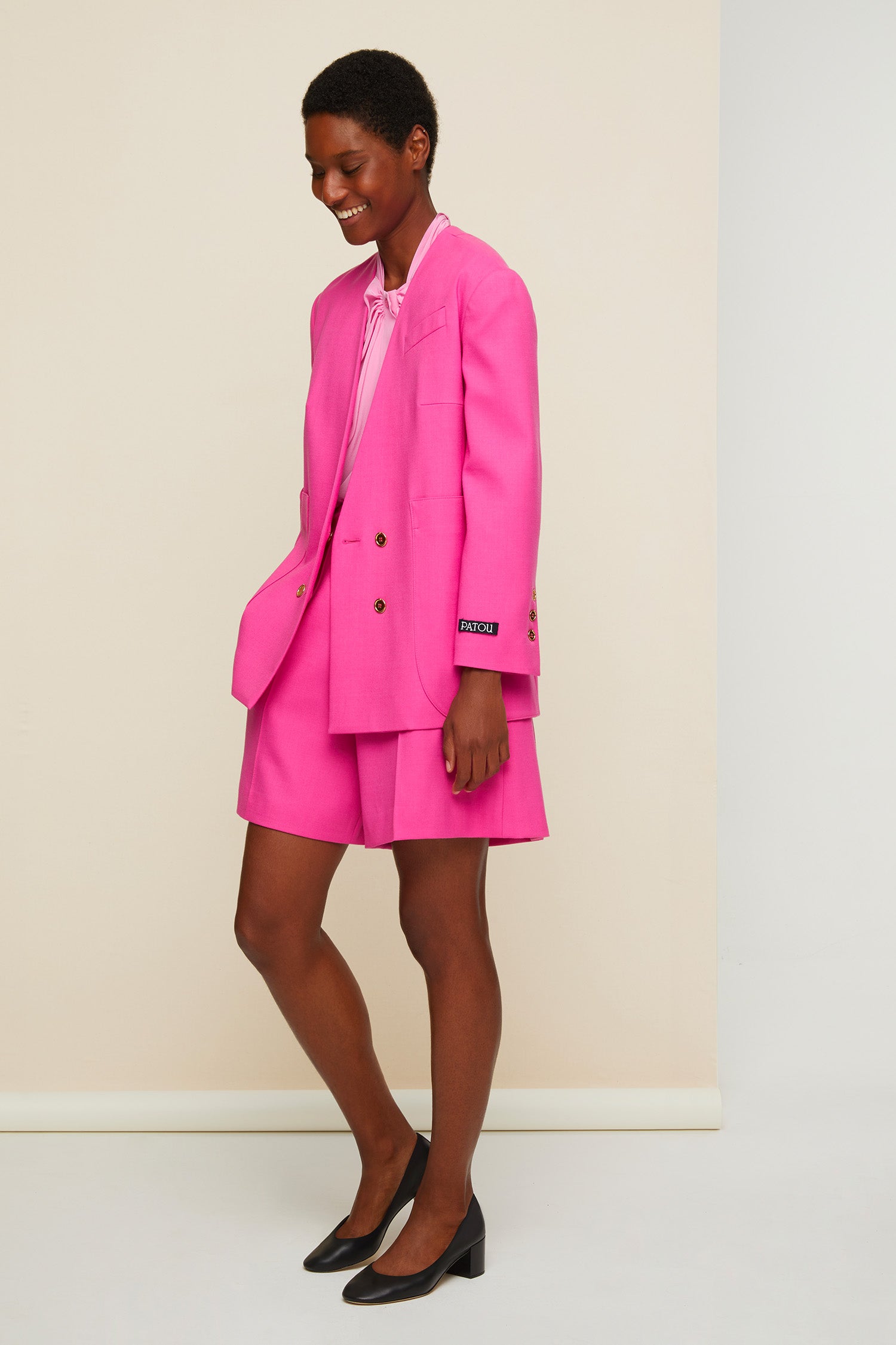 Patou - Kragenlose doppelreihige Jacke aus Wolle - Raspberry - Die kragenlose (R)Evolution.  Himbeerpinke doppelreihige kragenlose Jacke aus Schurwolle. Goldknöpfe vorne und an den Bundabschlüssen. Einschubtaschen an der Brust, zwei Oversize-Pattentaschen. Tailor-Style Patou-Logo an den Ärmeln. Durchgehendes Innenfutter.