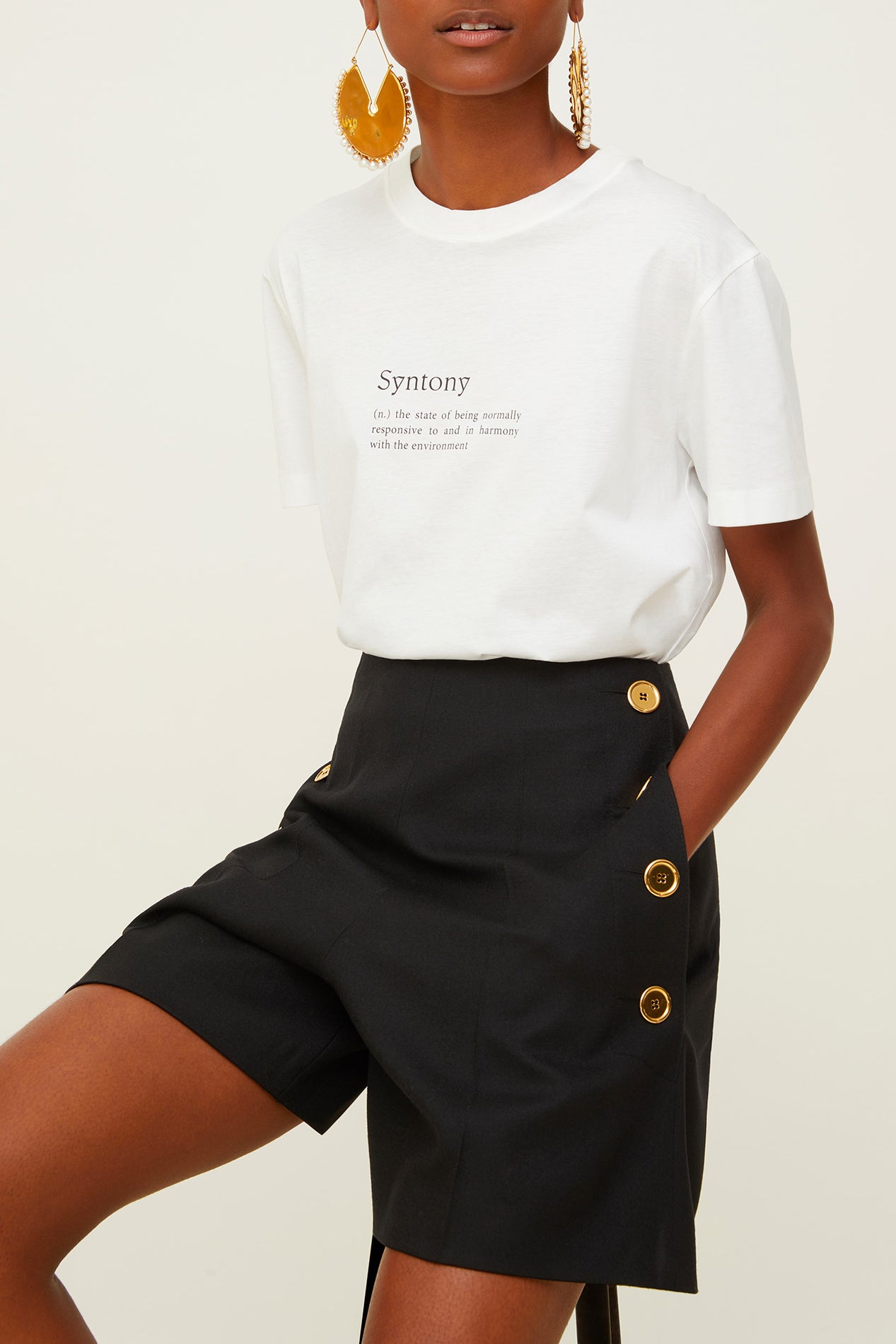 Patou - シントニー オーガニックコットン Tシャツ - Syntony White - 巧みに波長を合わせて。ホワイトのオーガニックコットン クルーネックTシャツ。レギュラーフィット。フロントに辞書から着想を得たレタリングプリント、バックにロゴ。