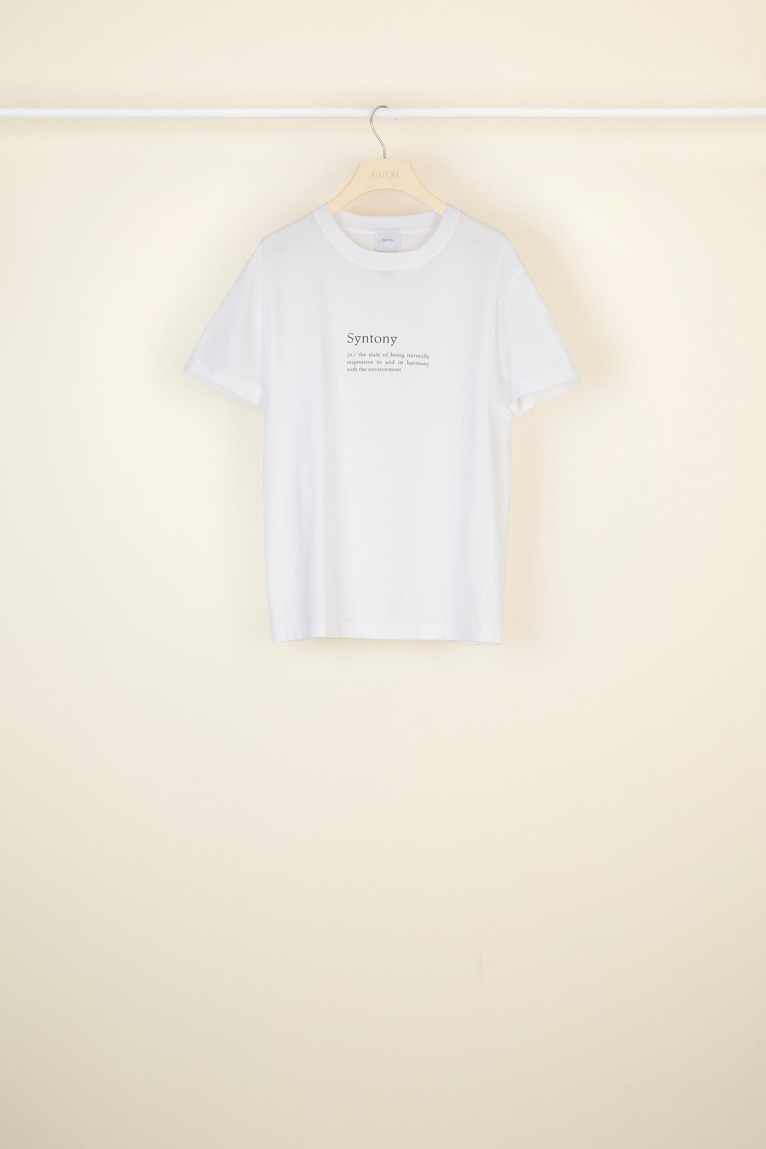 Patou - シントニー オーガニックコットン Tシャツ - Syntony White - 巧みに波長を合わせて。ホワイトのオーガニックコットン クルーネックTシャツ。レギュラーフィット。フロントに辞書から着想を得たレタリングプリント、バックにロゴ。