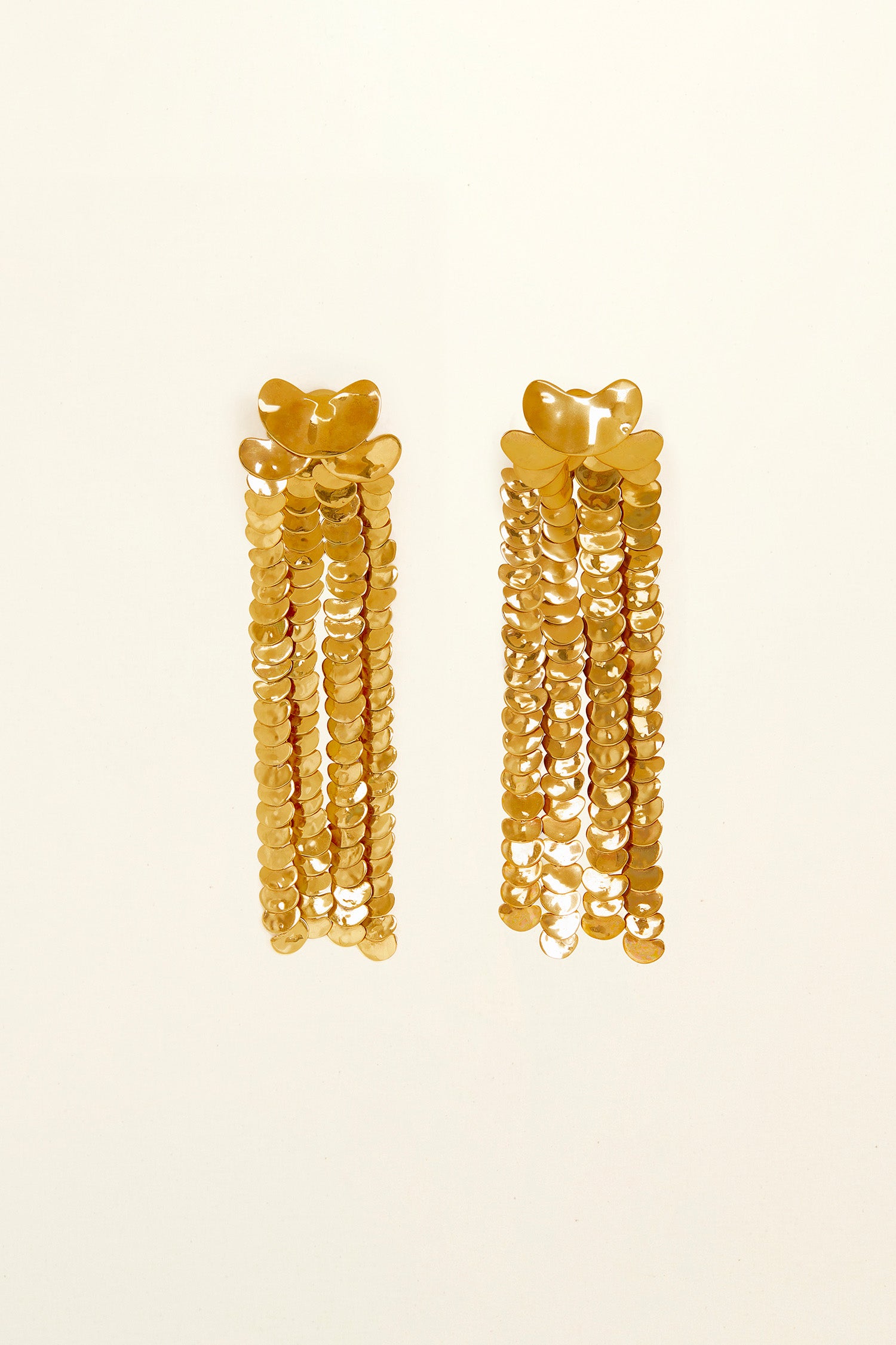 Patou - Orecchini lunghi con frangia in ottone - Gold - Cascate di paillettes incorniciano il viso.  Orecchini in ottone dorato con oro fino. Modello a clip con frange ispirazione paillettes.