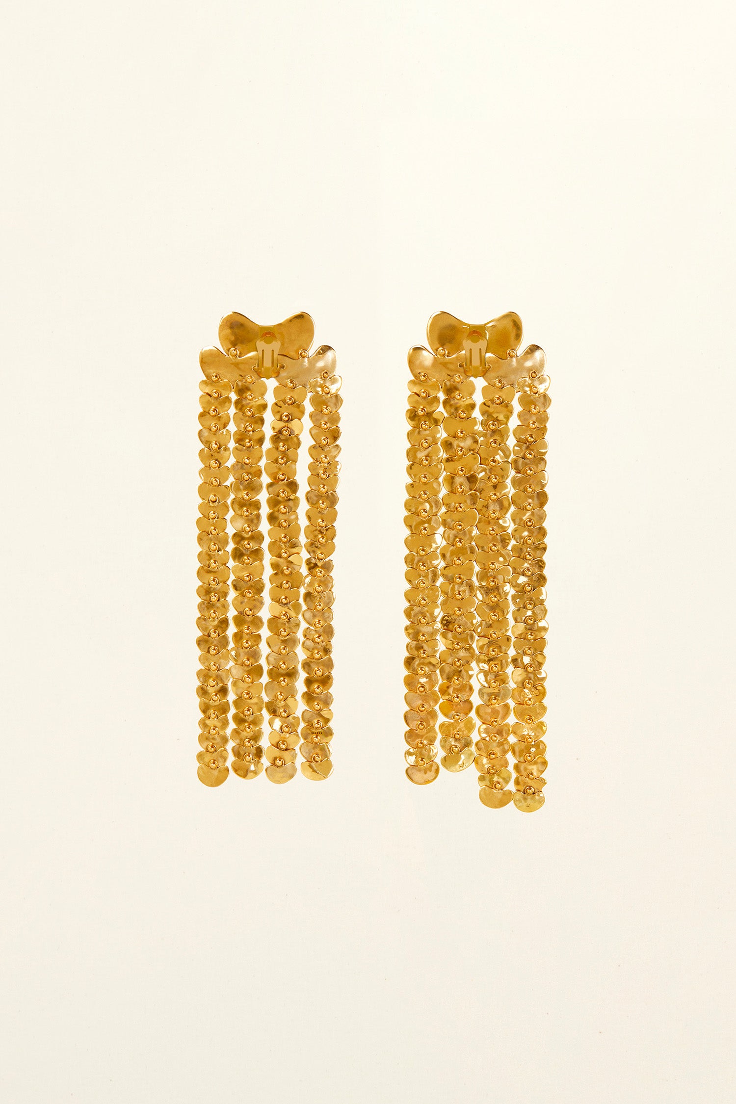 Patou - Orecchini lunghi con frangia in ottone - Gold - Cascate di paillettes incorniciano il viso.  Orecchini in ottone dorato con oro fino. Modello a clip con frange ispirazione paillettes.
