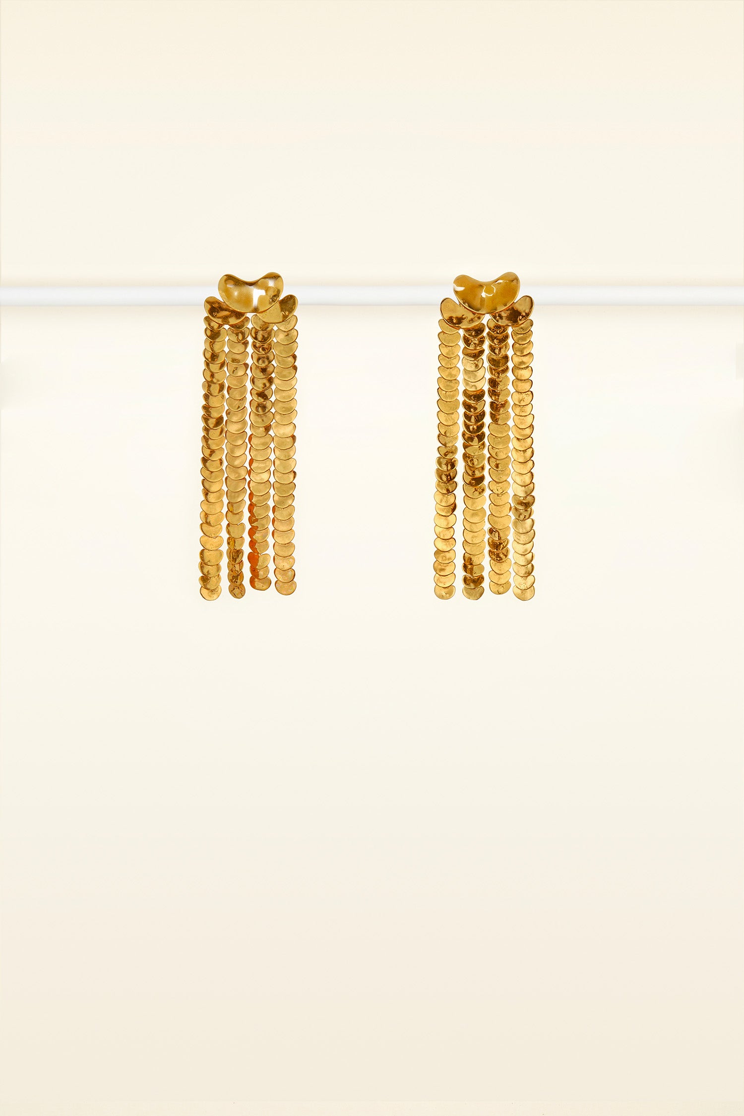 Patou - Orecchini lunghi con frangia in ottone - Gold - Cascate di paillettes incorniciano il viso.  Orecchini in ottone dorato con oro fino. Modello a clip con frange ispirazione paillettes.