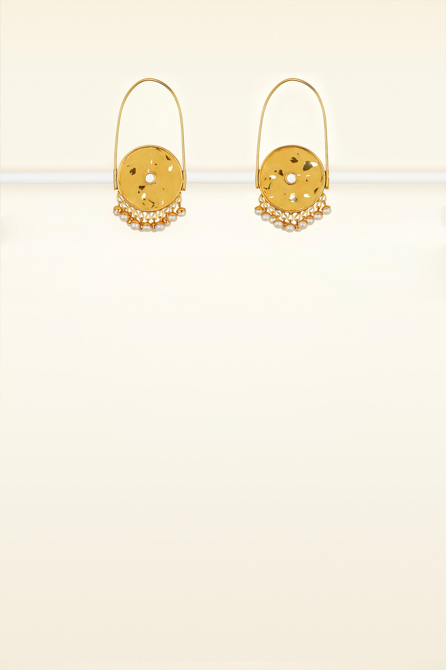 Patou - Orecchini tondi in ottone e perle - Gold - Oro e perle impreziosiscono le orecchie.  Orecchini in ottono dorato con oro fino e perle. Sfera in ottone martellato al centro decorata di perle. Orecchini a clip.