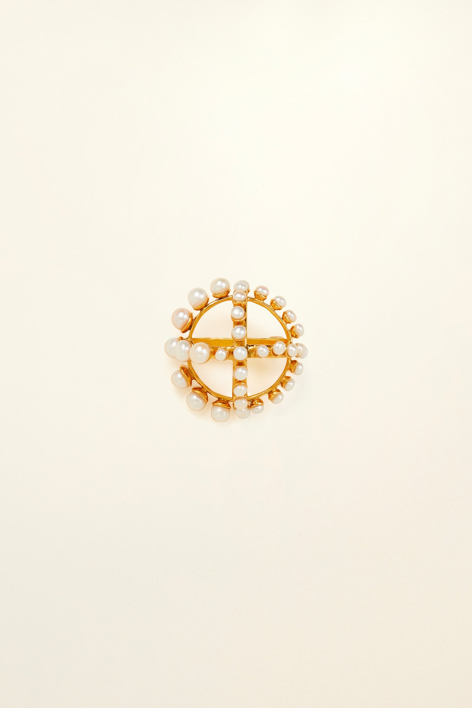 Patou - Runde Brosche aus Messing und Perlen - Gold - Klassische geometrische Formen aus Perlen und Messing.   Vergoldete Brosche aus Messing und Perlen. Rund mit Kreuz in der Mitte.
