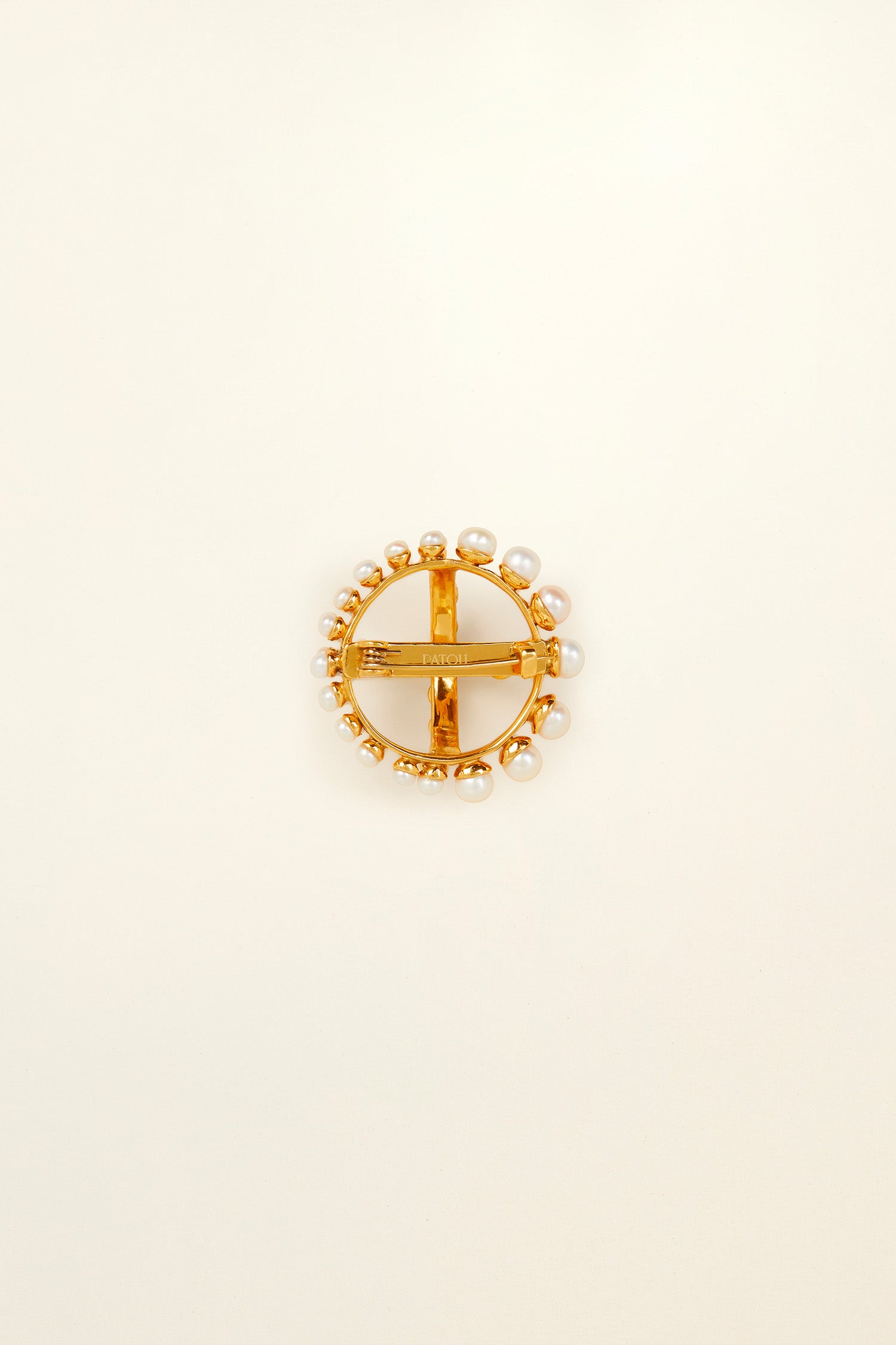 Patou - Runde Brosche aus Messing und Perlen - Gold - Klassische geometrische Formen aus Perlen und Messing.   Vergoldete Brosche aus Messing und Perlen. Rund mit Kreuz in der Mitte.