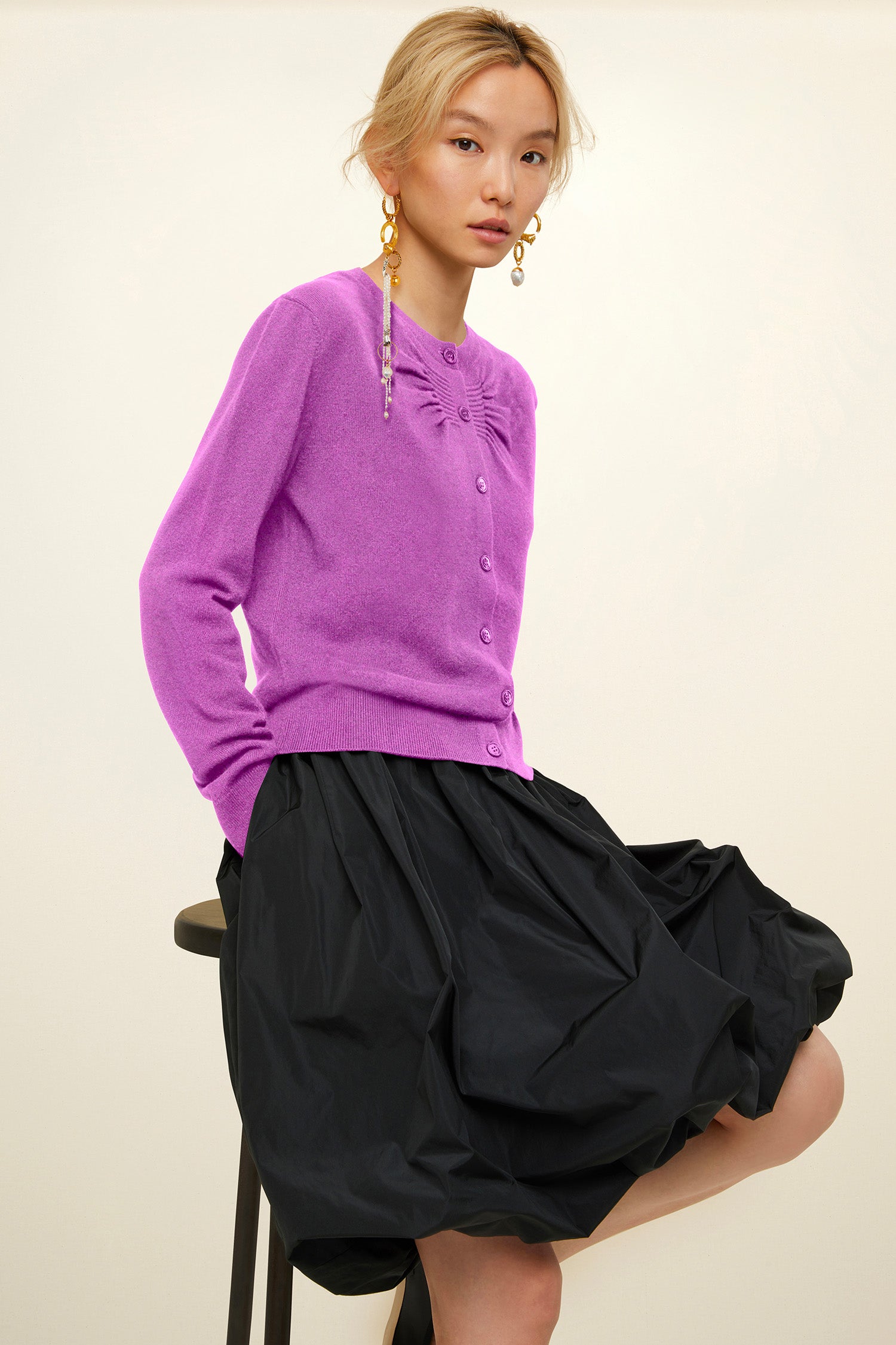 Patou - Cardigan aus Merinowolle und Kaschmir - Blackberry - Ein gesmokter Twist eines Klassikers.Cardigan aus Merinowolle und Kaschmir. Rundhalsausschnitt und gesmokte Details vorne. Perlmuttknöpfe vorne. Goldfarbenes Metall-Logo hinten. Rippen an Kragen, Bund und Bundabschlüssen.
