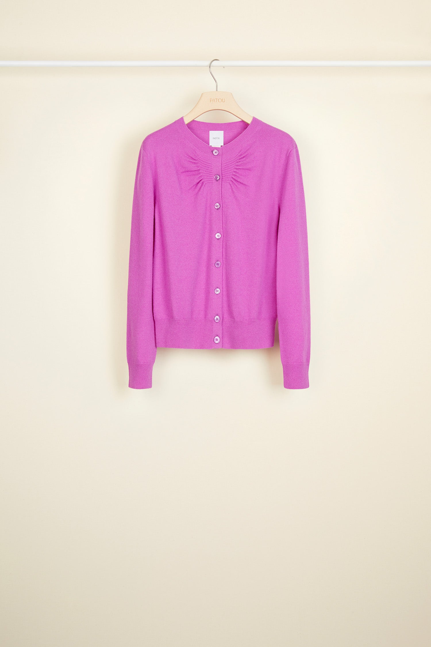 Patou - Cardigan aus Merinowolle und Kaschmir - Blackberry - Ein gesmokter Twist eines Klassikers.Cardigan aus Merinowolle und Kaschmir. Rundhalsausschnitt und gesmokte Details vorne. Perlmuttknöpfe vorne. Goldfarbenes Metall-Logo hinten. Rippen an Kragen, Bund und Bundabschlüssen.
