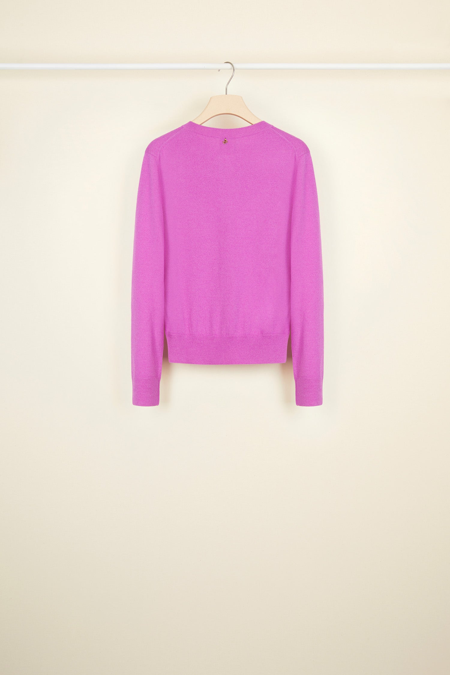 Patou - Cardigan aus Merinowolle und Kaschmir - Blackberry - Ein gesmokter Twist eines Klassikers.Cardigan aus Merinowolle und Kaschmir. Rundhalsausschnitt und gesmokte Details vorne. Perlmuttknöpfe vorne. Goldfarbenes Metall-Logo hinten. Rippen an Kragen, Bund und Bundabschlüssen.