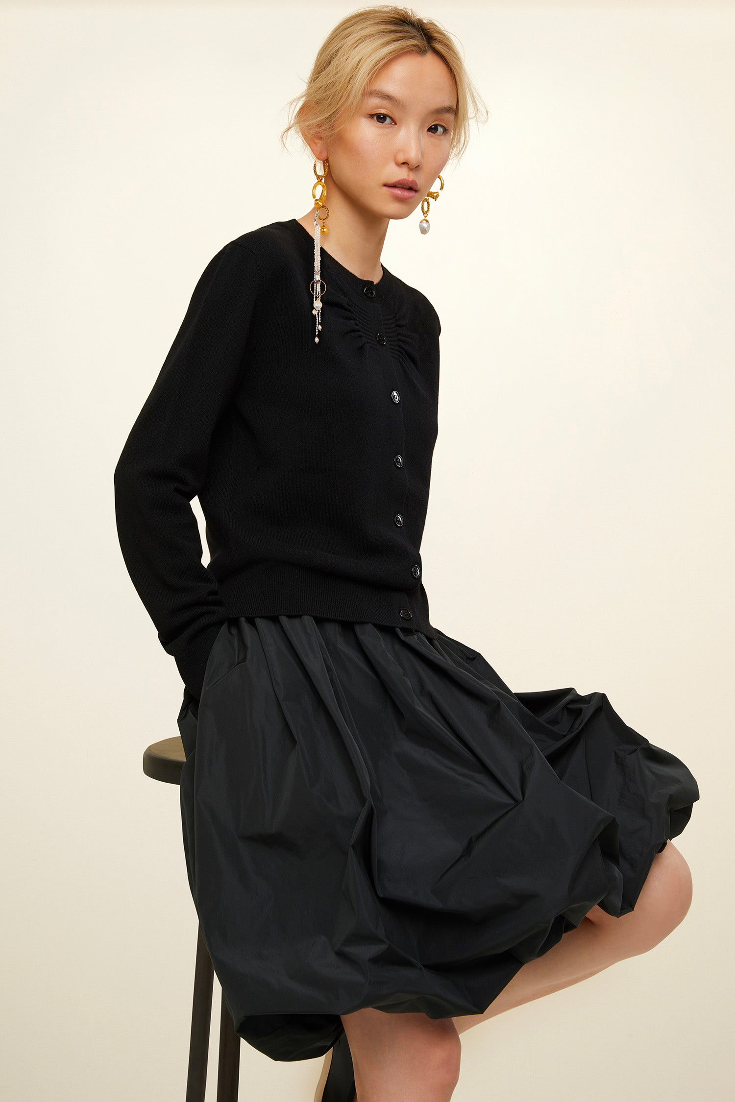 Patou - Cardigan in lana e cashmere - Black - I dettagli signature che reinventano un classico.  Cardigan in misto lana merino e cachemire nero. Collo tondo e dettaglio in nido d&amp;#39;ape sul petto. Chiusura con bottoni in madreperla sul fronte. Logo in metallo dorato cucito sul retro. Scollo, orlo e polsini a costine.
