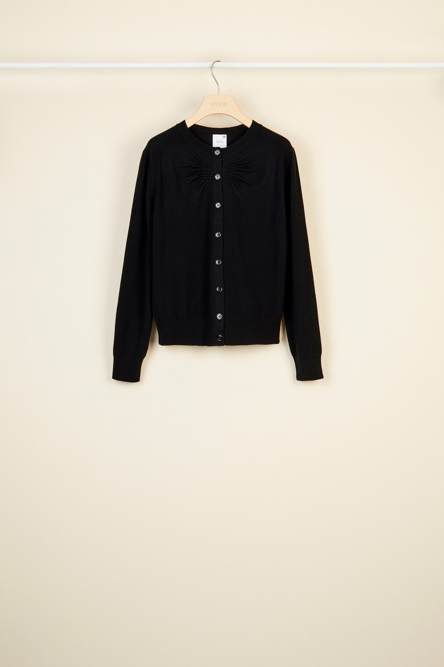 Patou - Cardigan in lana e cashmere - Black - I dettagli signature che reinventano un classico.  Cardigan in misto lana merino e cachemire nero. Collo tondo e dettaglio in nido d&amp;#39;ape sul petto. Chiusura con bottoni in madreperla sul fronte. Logo in metallo dorato cucito sul retro. Scollo, orlo e polsini a costine.