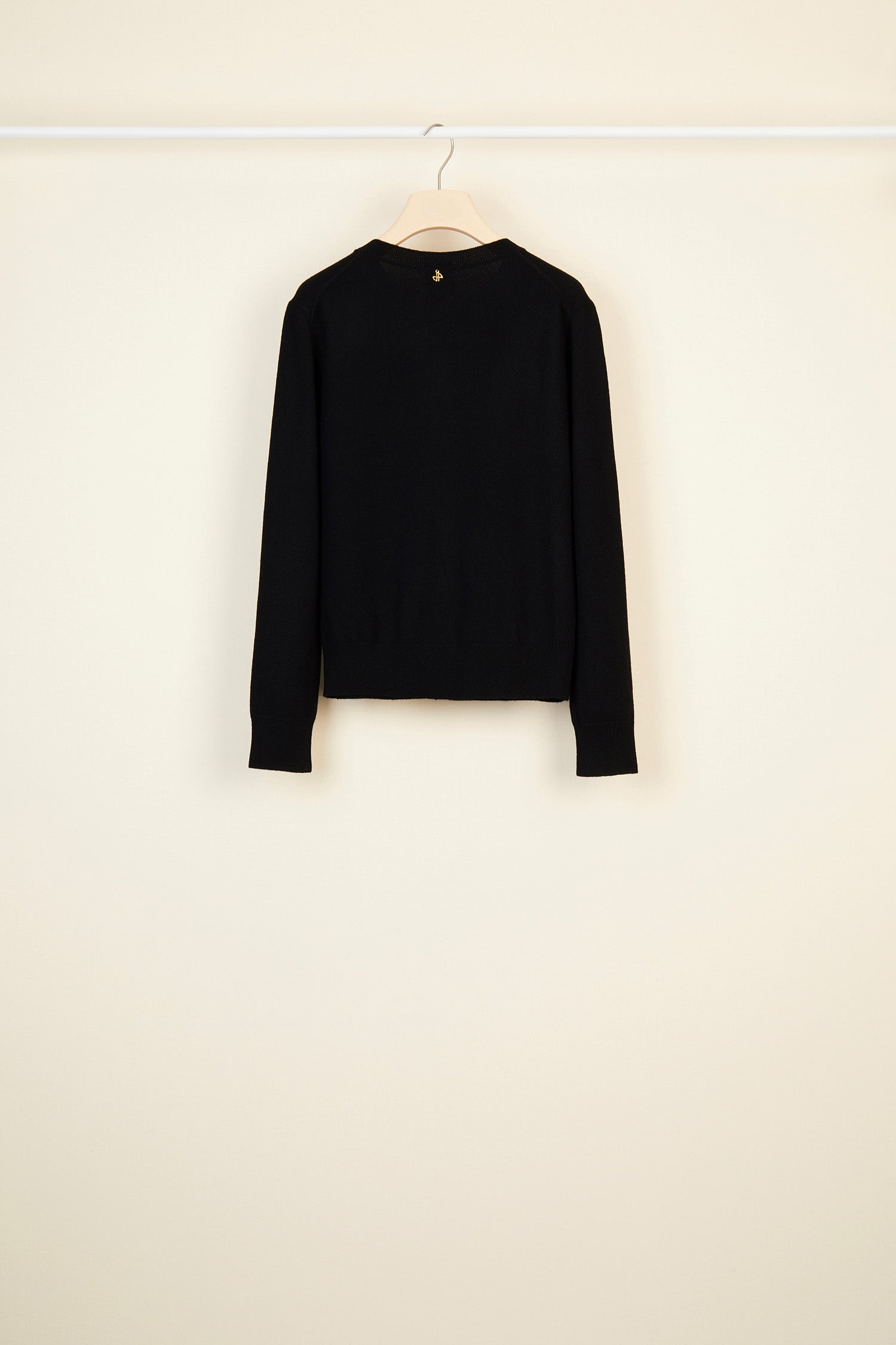 Patou - Cardigan in lana e cashmere - Black - I dettagli signature che reinventano un classico.  Cardigan in misto lana merino e cachemire nero. Collo tondo e dettaglio in nido d&amp;#39;ape sul petto. Chiusura con bottoni in madreperla sul fronte. Logo in metallo dorato cucito sul retro. Scollo, orlo e polsini a costine.