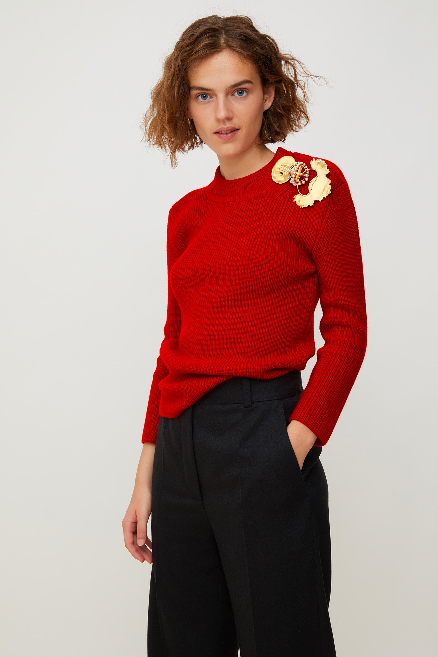 Patou - Maglione in lana merino con spille - Red - Tre spille o niente!  Maglione in lana merino rossa. Collo tondo e vestibilità attillata. Spille removibili in ottone dorato con oro fino e perle.