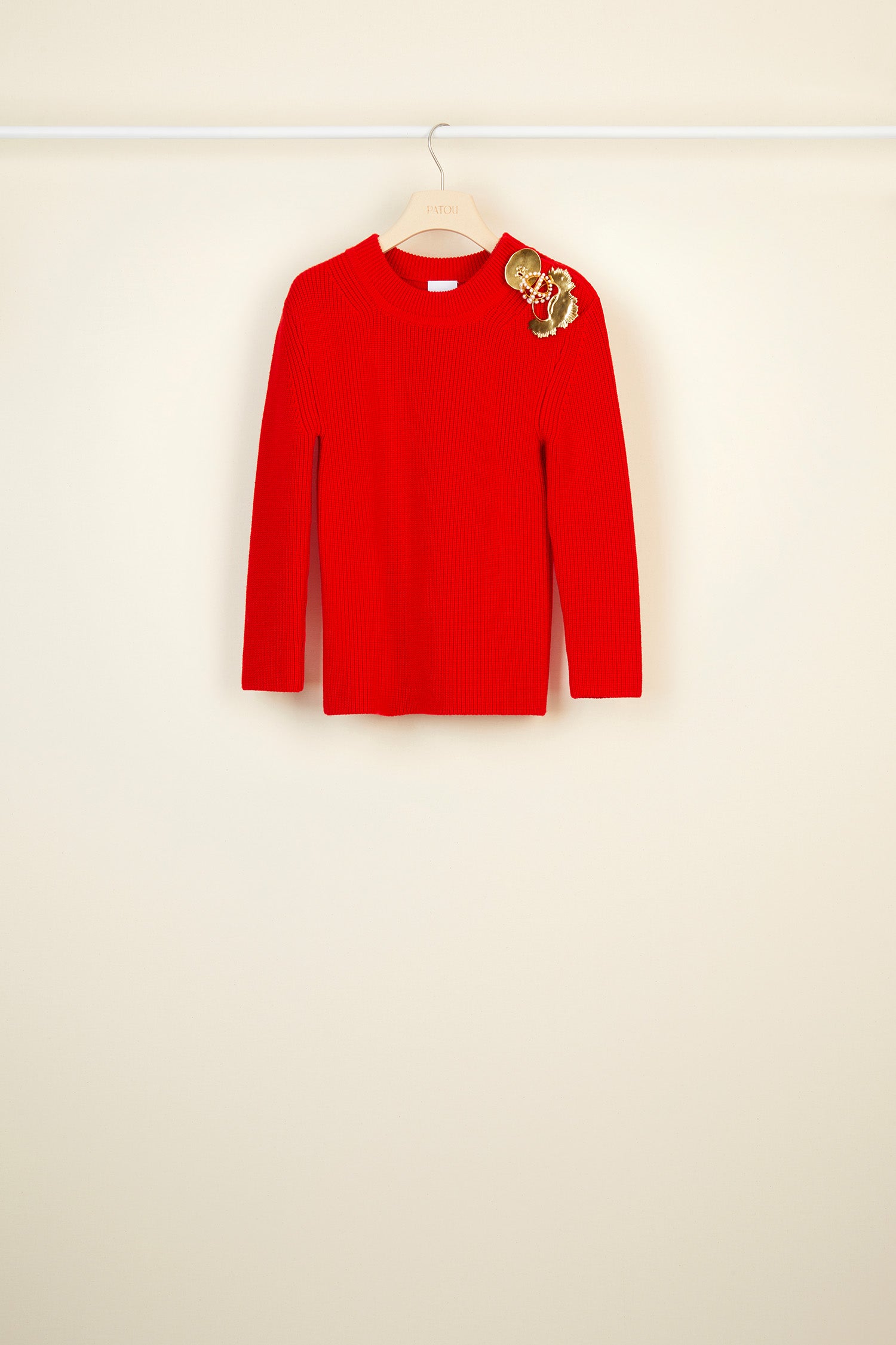 Patou - Maglione in lana merino con spille - Red - Tre spille o niente!  Maglione in lana merino rossa. Collo tondo e vestibilità attillata. Spille removibili in ottone dorato con oro fino e perle.