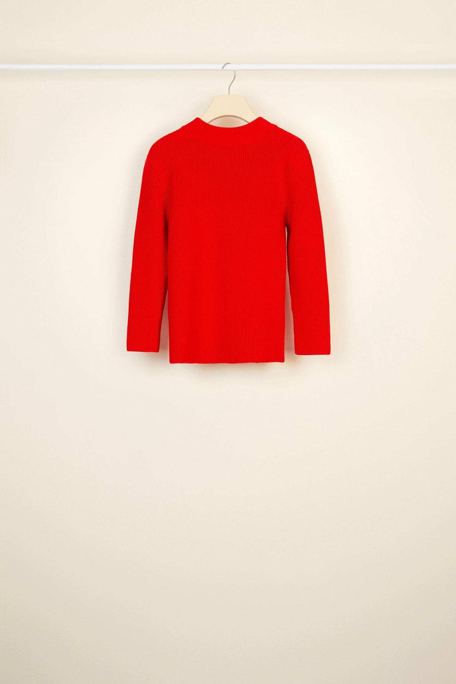 Patou - Maglione in lana merino con spille - Red - Tre spille o niente!  Maglione in lana merino rossa. Collo tondo e vestibilità attillata. Spille removibili in ottone dorato con oro fino e perle.