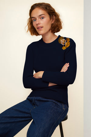 Maglione in lana merino con spille