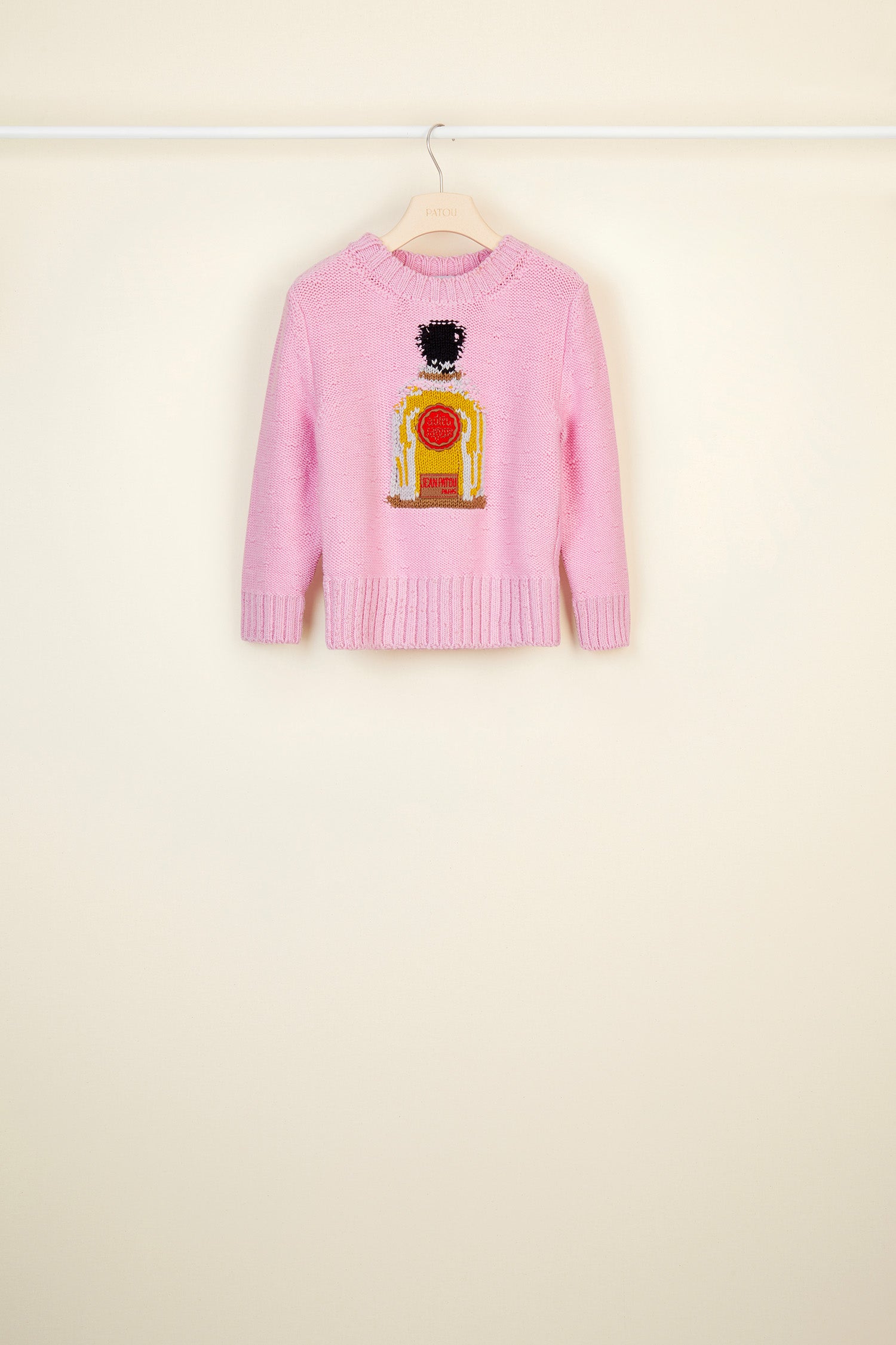 Patou - Pull en laine à motif parfum - Lilac - Une goutte d&amp;#39;amour et rien de plus...  Pull en laine lilas avec intarsia représentant le célèbre parfum &amp;quot;Amour Amour&amp;quot; créé par Jean Patou en 1925. Col rond, coupe ajustée, manches trois-quarts. Bordures côtelées au col, à la taille et aux poignets.
