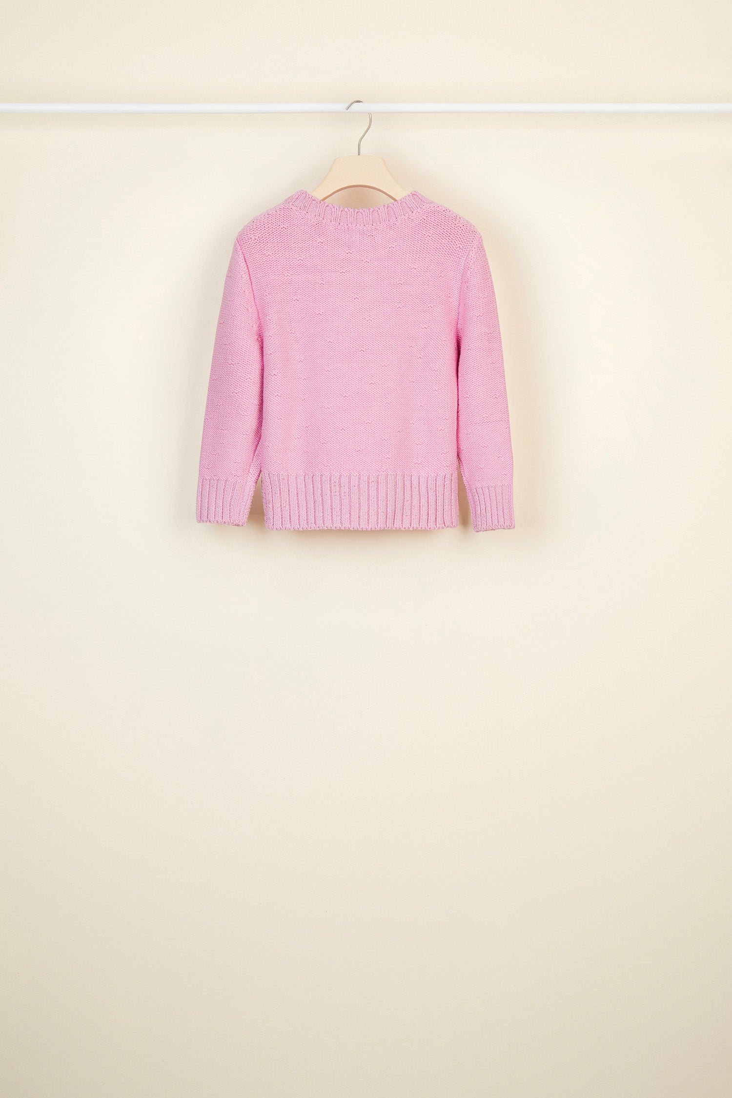 Patou - Pull en laine à motif parfum - Lilac - Une goutte d&amp;#39;amour et rien de plus...  Pull en laine lilas avec intarsia représentant le célèbre parfum &amp;quot;Amour Amour&amp;quot; créé par Jean Patou en 1925. Col rond, coupe ajustée, manches trois-quarts. Bordures côtelées au col, à la taille et aux poignets.