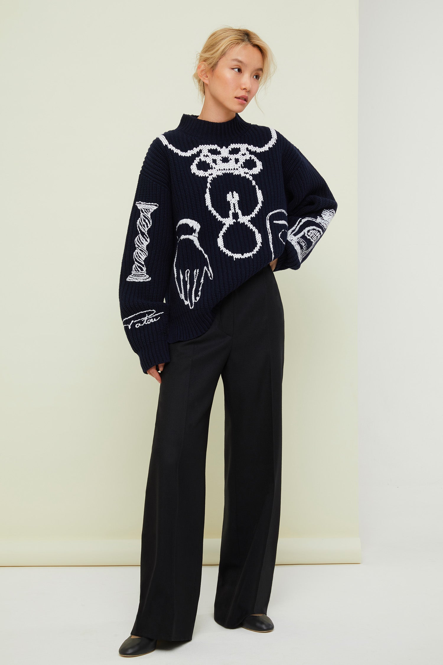 Patou - Maglione ricamato in lana merino - Navy - Illusioni ottiche su fondo di maglieria oversize.Maglione in lana blu scuro con ricami bianchi in stile trompe l&amp;#39;oeil di stampo surrealista. Collo tondo, vestibilità ampia.
