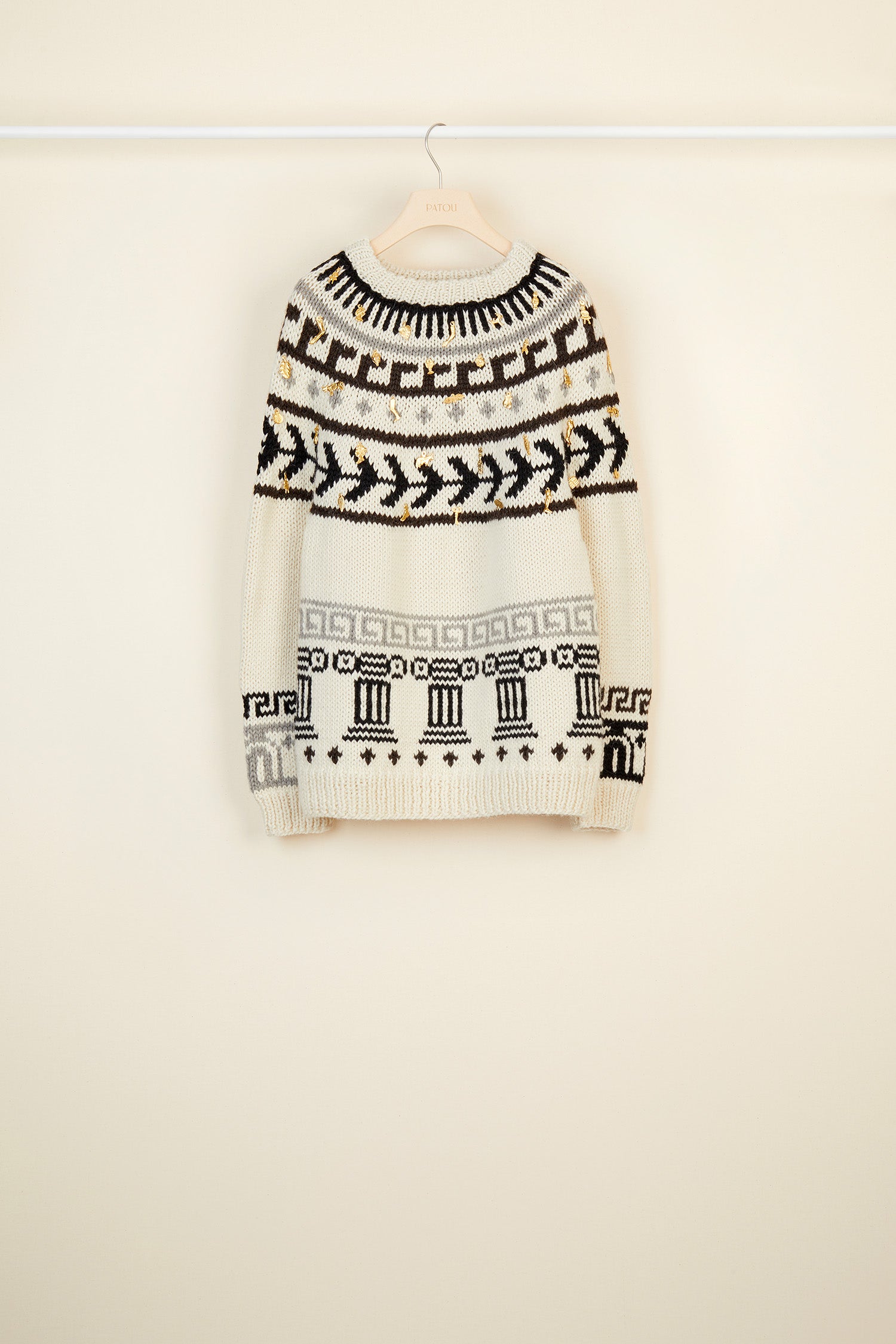Patou - Maglione in lana jacquard con ex-voto - Ex Voto - Gli ex-voto fanno scintille sulla maglieria artigianale.  Maglione in misto lana merino e alpaca con motivi jacquard in grigio e nero. Realizzato a mano e decorato con ex-voto dorati. Collo tondo, vestibilità ampia e lunga.