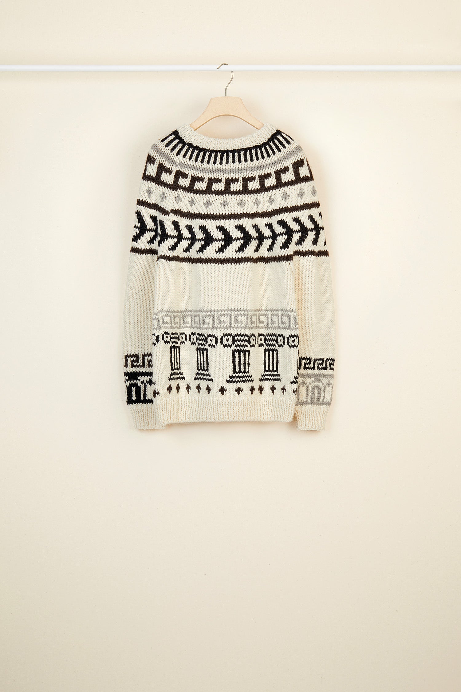 Patou - Maglione in lana jacquard con ex-voto - Ex Voto - Gli ex-voto fanno scintille sulla maglieria artigianale.  Maglione in misto lana merino e alpaca con motivi jacquard in grigio e nero. Realizzato a mano e decorato con ex-voto dorati. Collo tondo, vestibilità ampia e lunga.