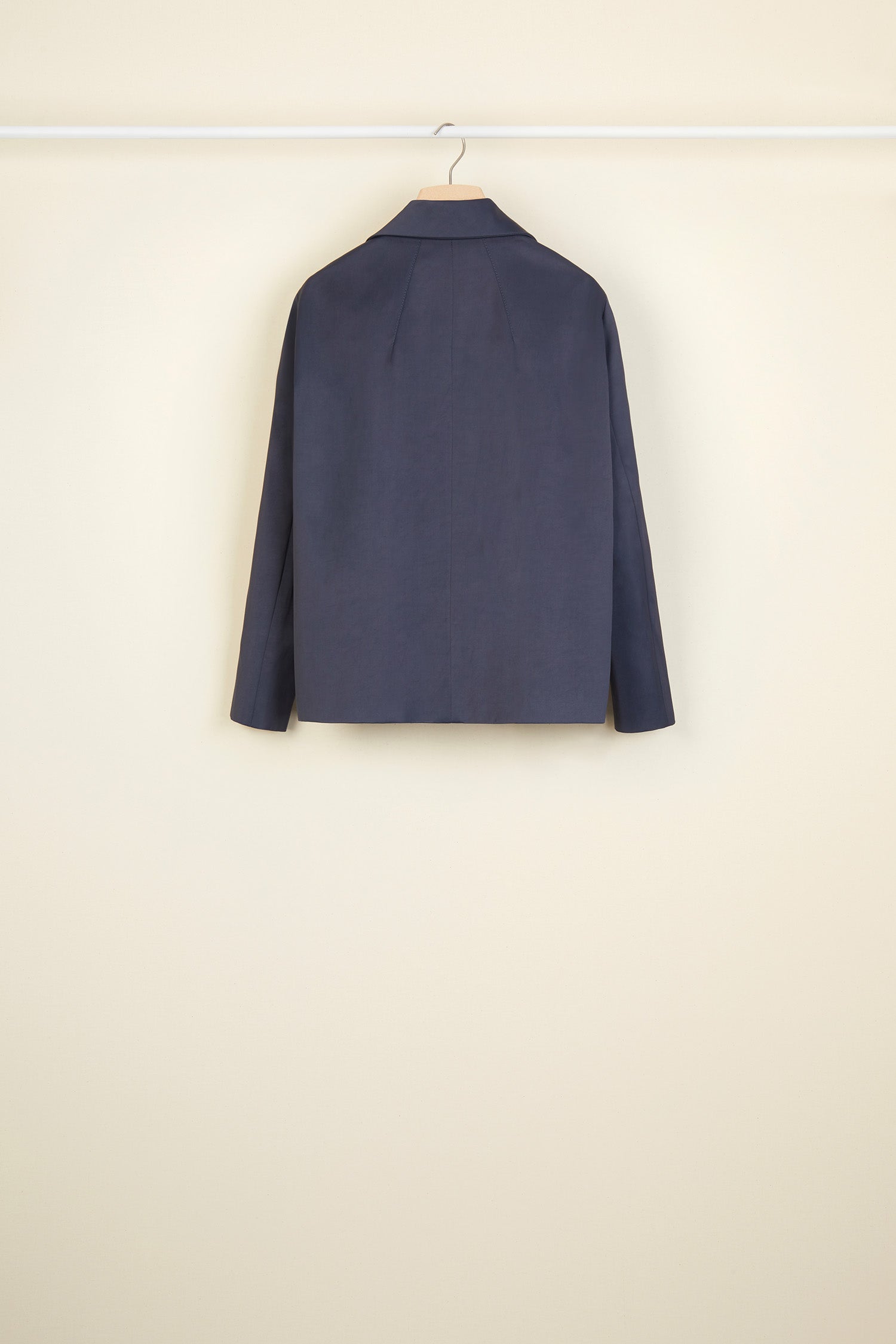 Patou - Veste en tissu technique imprimé - Storm - Courte et évasée, la veste mise sur la technique.  Veste en tissu technique colour tempête. Col à revers. Fermeture par boutons dorés gravés JP à l’avant. Entièrement doublée.