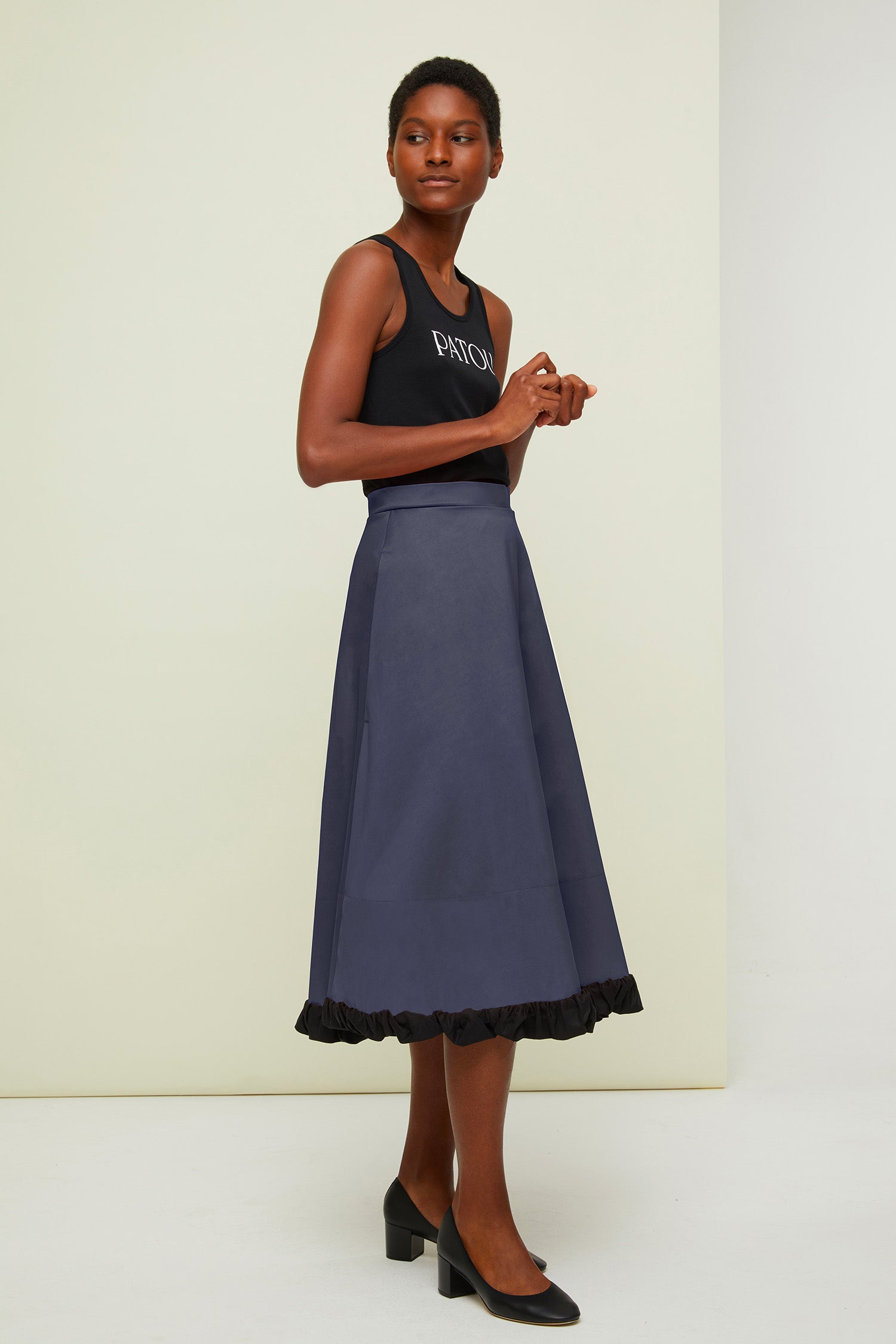 Patou - Gonna midi stampata - Storm - La fodera come protagonista.  Gonna midi in tessuto tecnico misto viscosa e cotone. Disegni bianchi a contrasto in stile surrealista ispirati all&amp;#39;archivio Patou. Chiusura con cerniera sul retro. Tasche laterali. Fodera visibile in cotone nero effetto stropicciato.