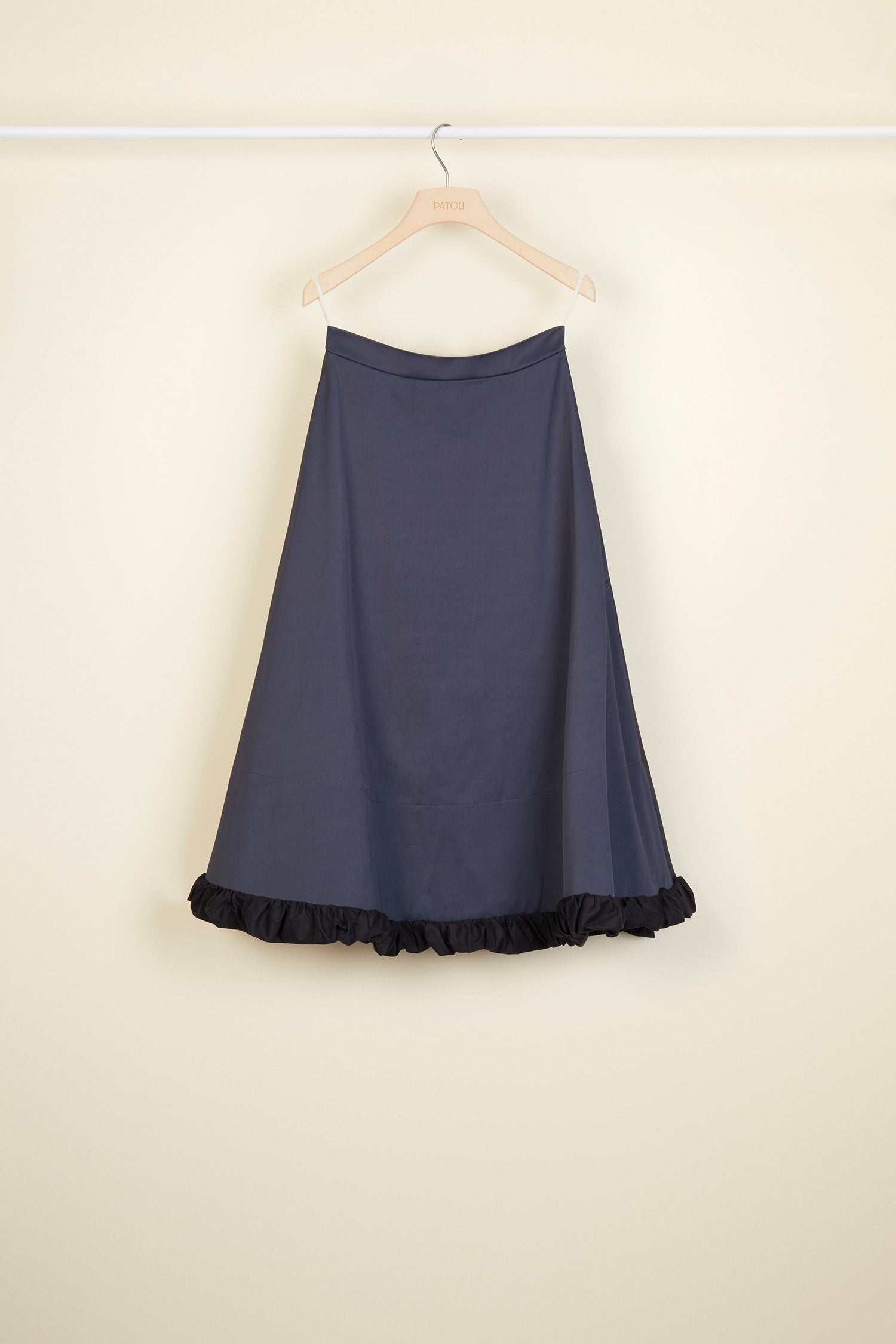 Patou - Gonna midi stampata - Storm - La fodera come protagonista.  Gonna midi in tessuto tecnico misto viscosa e cotone. Disegni bianchi a contrasto in stile surrealista ispirati all&amp;#39;archivio Patou. Chiusura con cerniera sul retro. Tasche laterali. Fodera visibile in cotone nero effetto stropicciato.