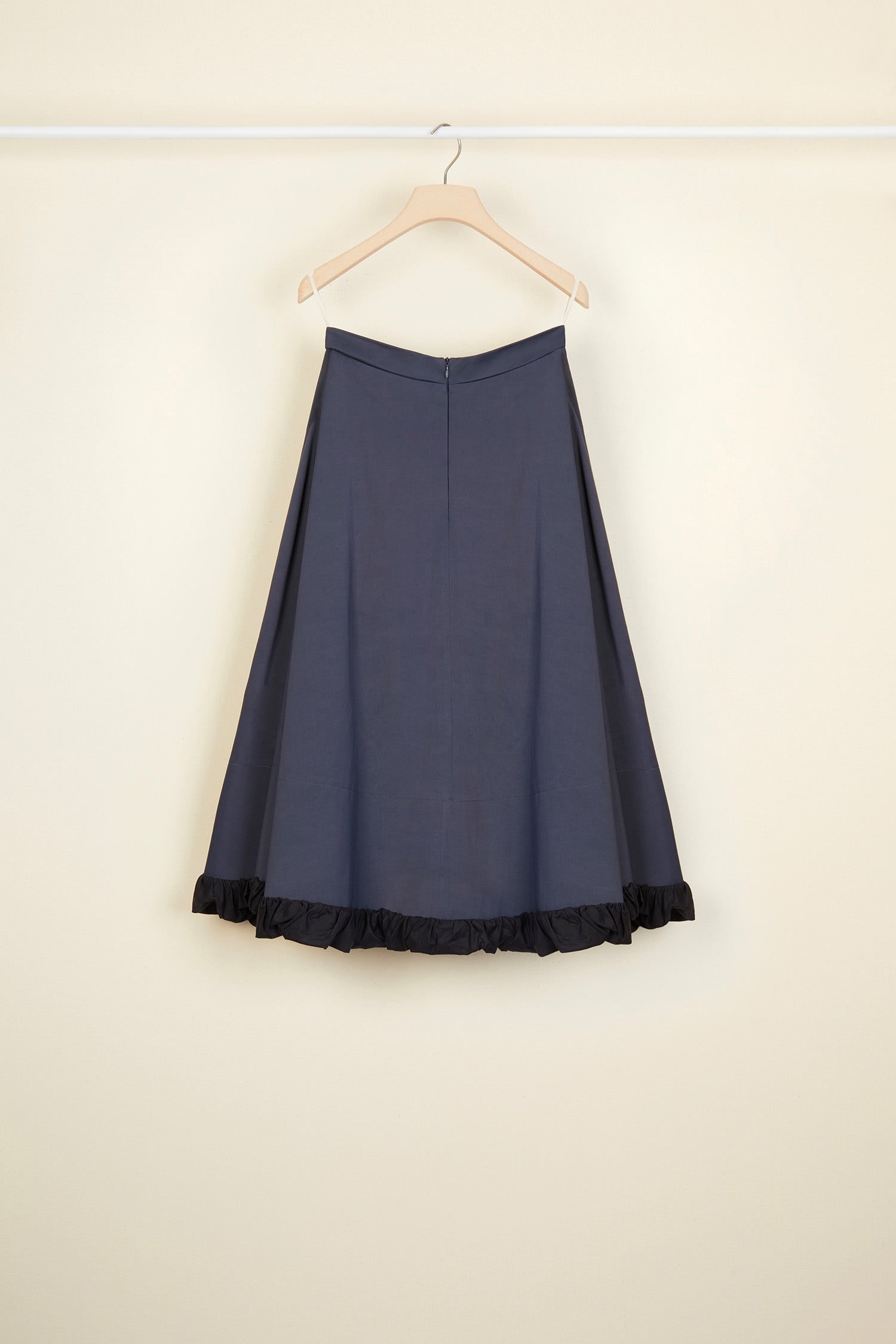 Patou - Gonna midi stampata - Storm - La fodera come protagonista.  Gonna midi in tessuto tecnico misto viscosa e cotone. Disegni bianchi a contrasto in stile surrealista ispirati all&amp;#39;archivio Patou. Chiusura con cerniera sul retro. Tasche laterali. Fodera visibile in cotone nero effetto stropicciato.