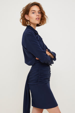 Drapierter Seidenrock mit schwarzer Stoffbahn.