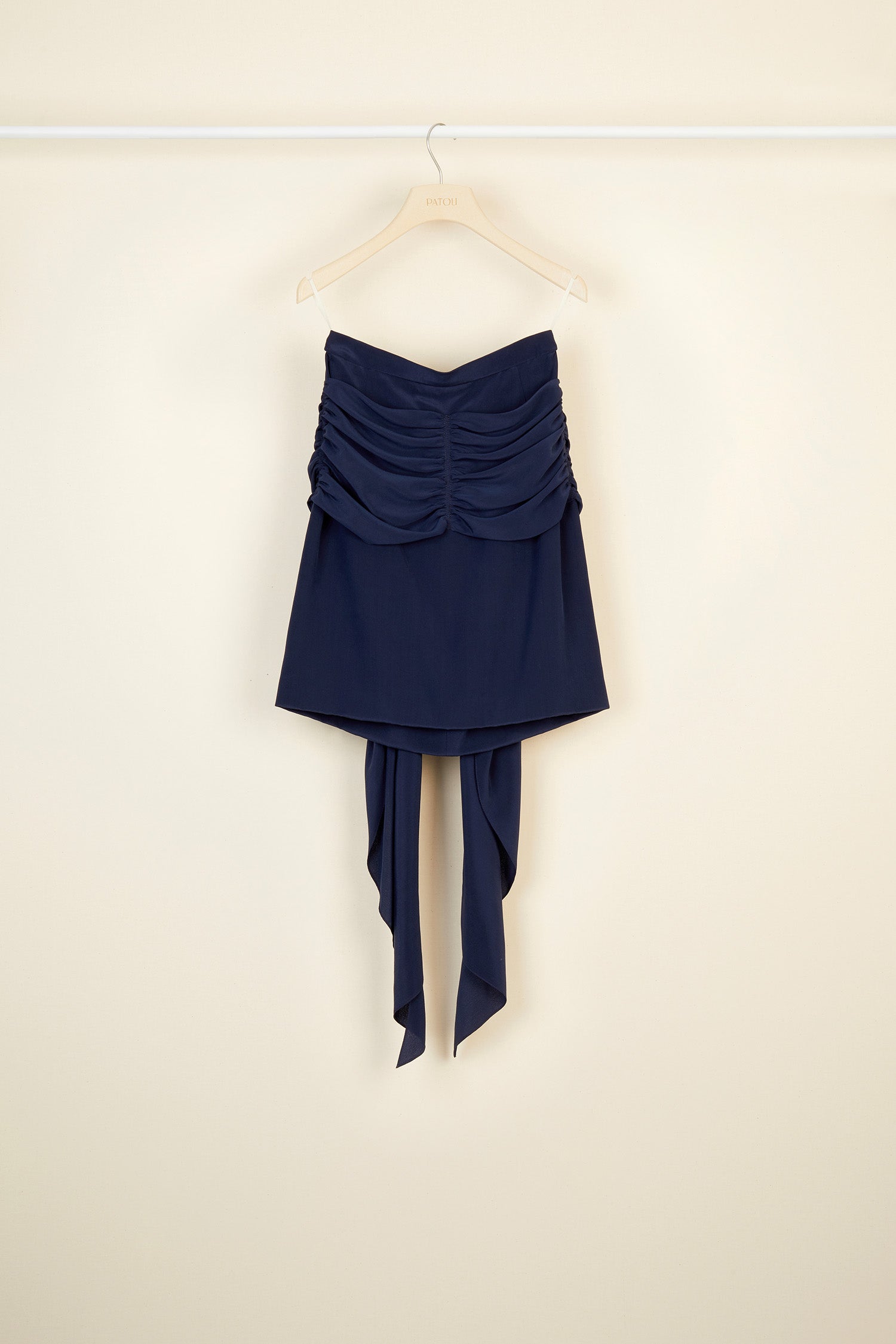 Patou - Drapierter Seidenrock mit schwarzer Stoffbahn. - Navy - Seide umarmt die Taille und schwebt dramatisch.  Marineblauer Rock aus Seidencrêpe. Drapierte Stoffbahn an der Taille, die hinten locker fällt. Reißverschluss hinten. Gefüttert.