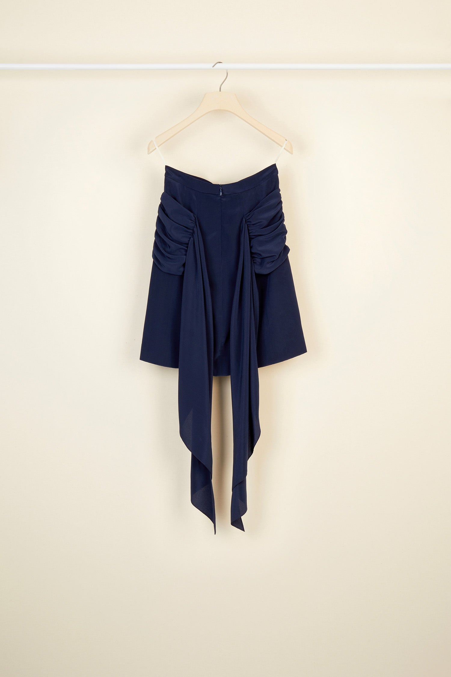 Patou - Drapierter Seidenrock mit schwarzer Stoffbahn. - Navy - Seide umarmt die Taille und schwebt dramatisch.  Marineblauer Rock aus Seidencrêpe. Drapierte Stoffbahn an der Taille, die hinten locker fällt. Reißverschluss hinten. Gefüttert.