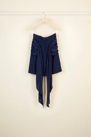 Drapierter Seidenrock mit schwarzer Stoffbahn.