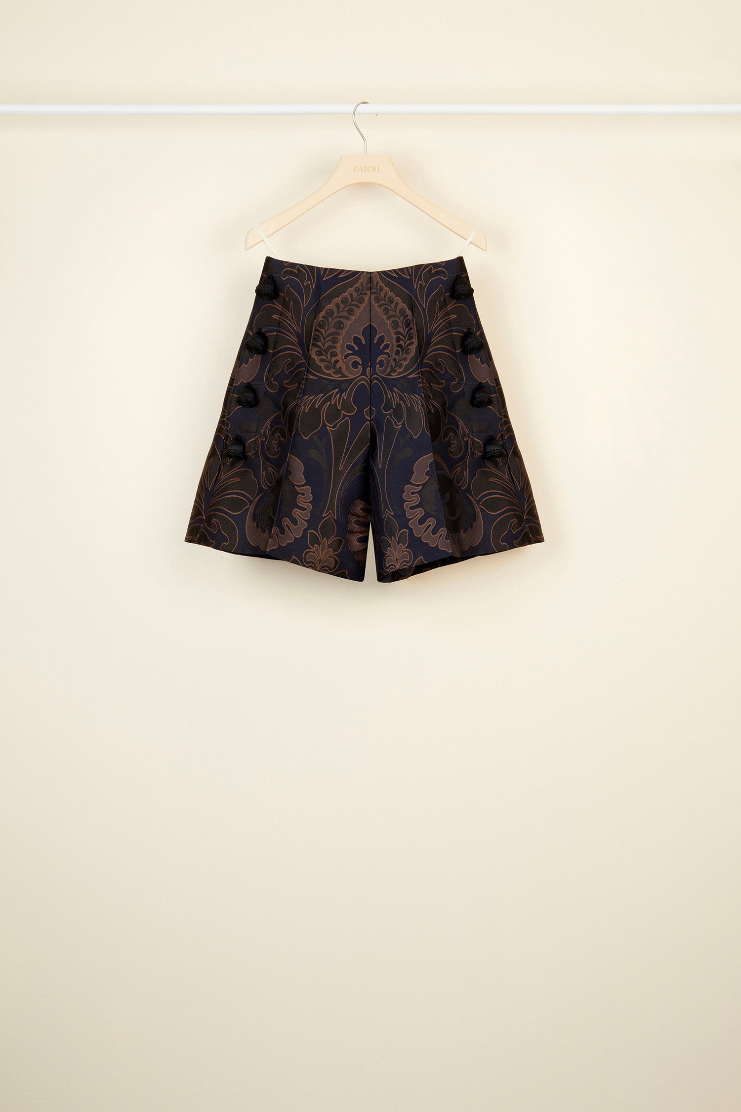 Patou - High-Waist-Shorts aus Schurwolle - Navy Amber Print - Goldknöpfe betonen die Taille!  Shorts aus Schurwolle. High-Waist mit doppelreihigen goldfarbenenen Knöpfen mit Gravur seitlich. Große Seitentaschen. Reißverschluss hinten. Gefüttert.