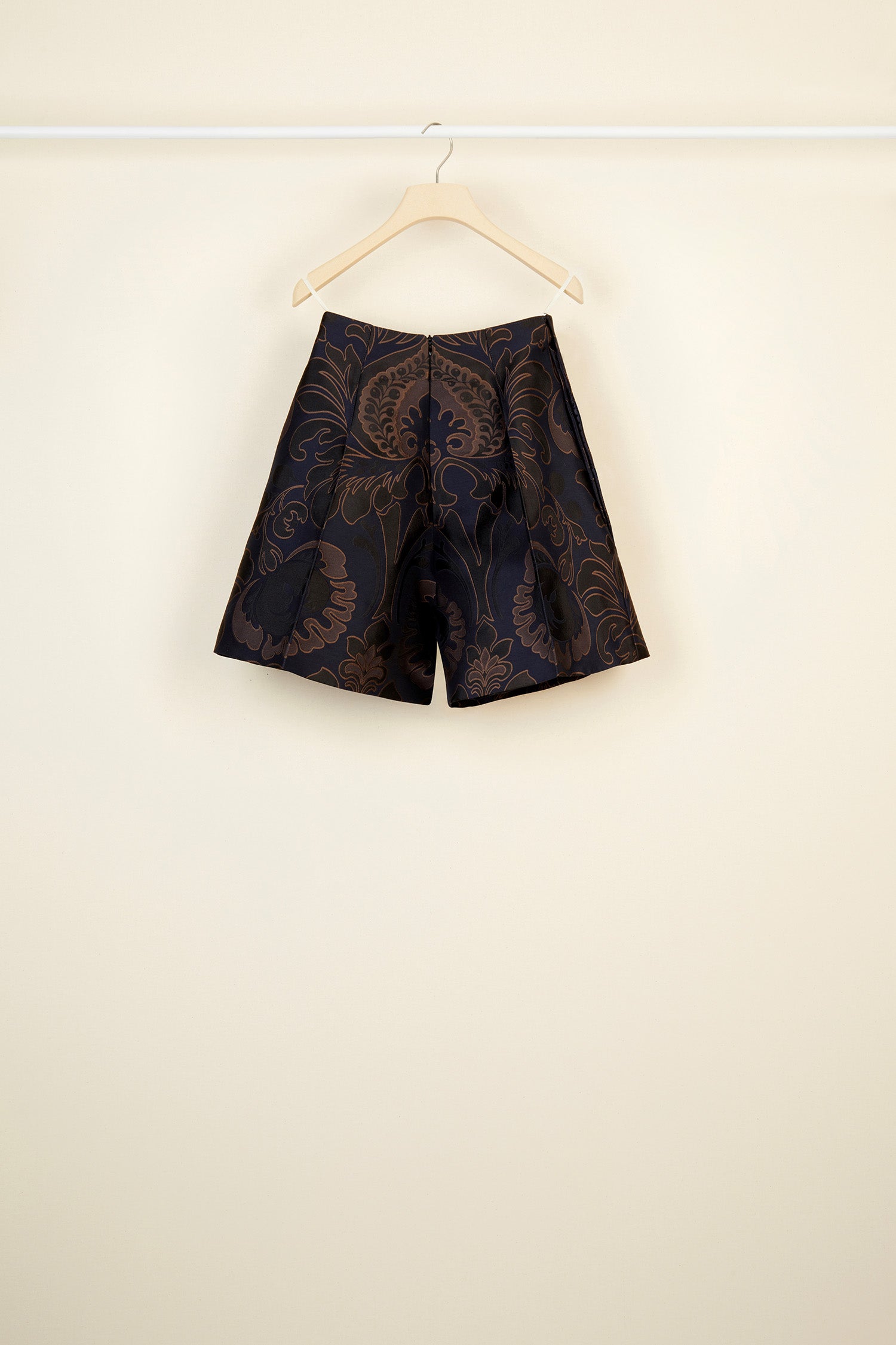 Patou - High-Waist-Shorts aus Schurwolle - Navy Amber Print - Goldknöpfe betonen die Taille!  Shorts aus Schurwolle. High-Waist mit doppelreihigen goldfarbenenen Knöpfen mit Gravur seitlich. Große Seitentaschen. Reißverschluss hinten. Gefüttert.